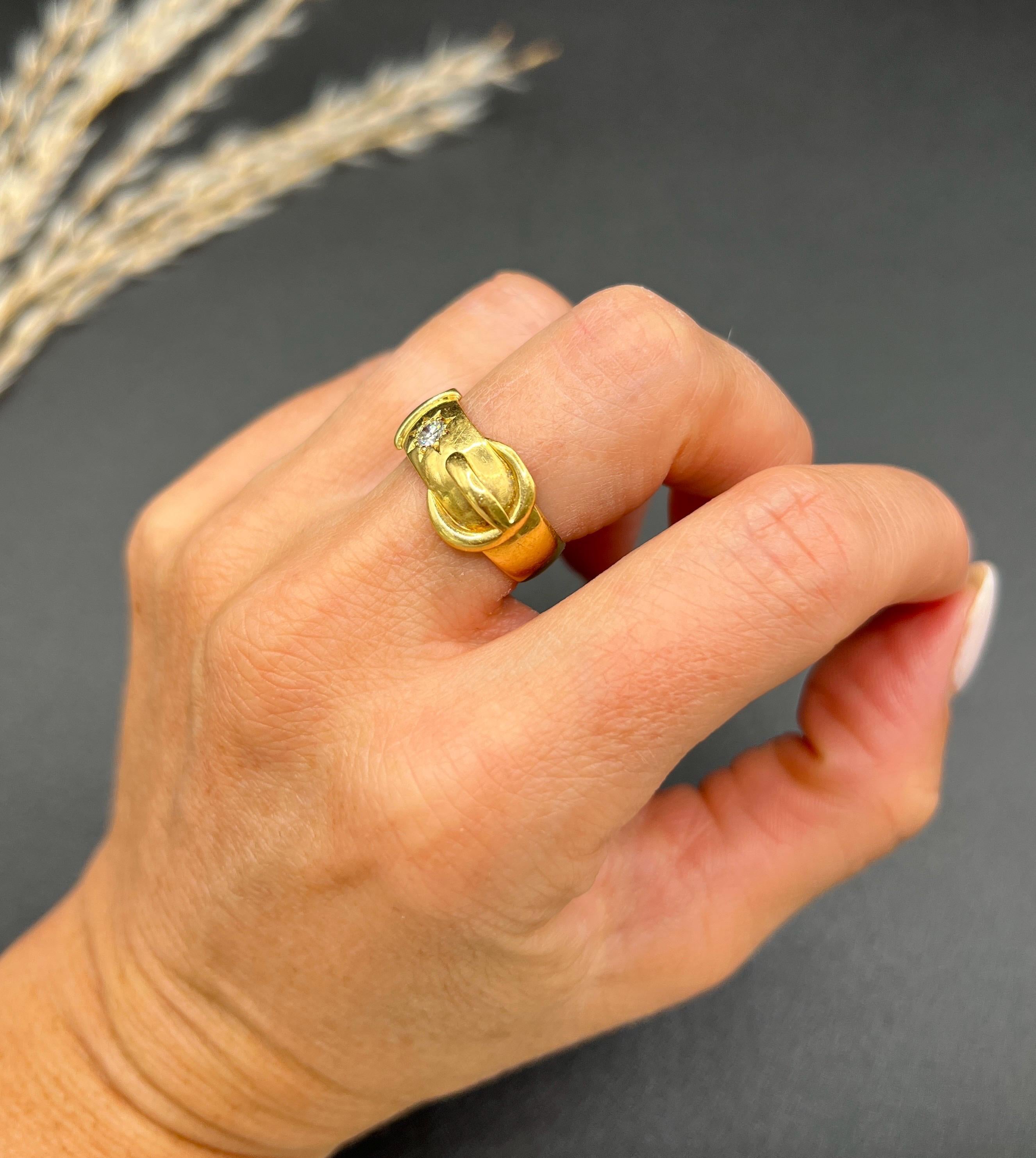 Anneau de boucle antique 

Or jaune 18ct

Poinçonné Chester 1917

Makers Mark W & H.L.

Cette bague à boucle en or antique est un bijou intemporel qui symbolise l'amour éternel, la fidélité et la loyauté. Elle est ornée d'un diamant naturel serti en