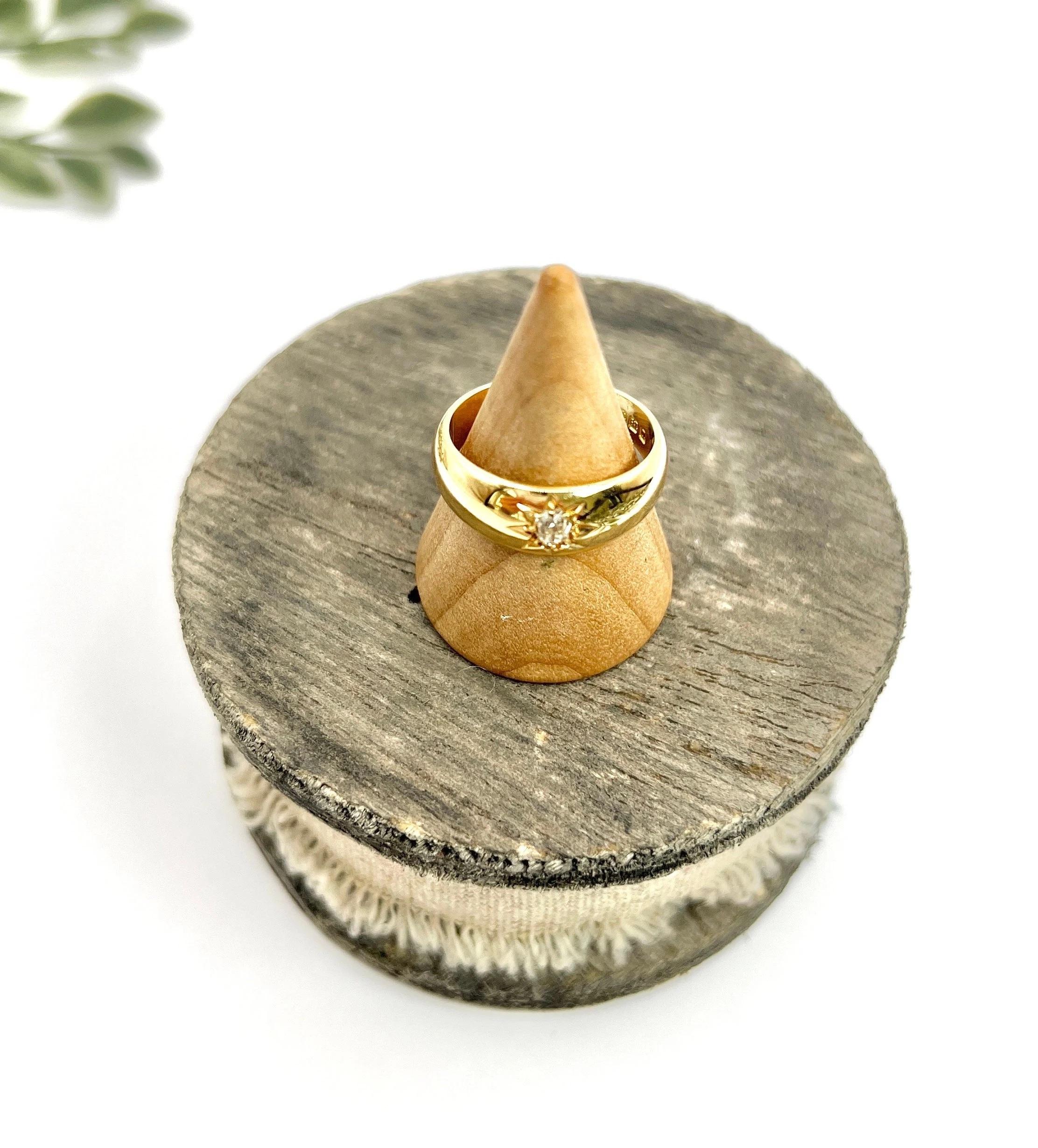 18ct Yellow Gold Star Set Diamond Single Stone Band Ring, Hallmarked London For Sale 5