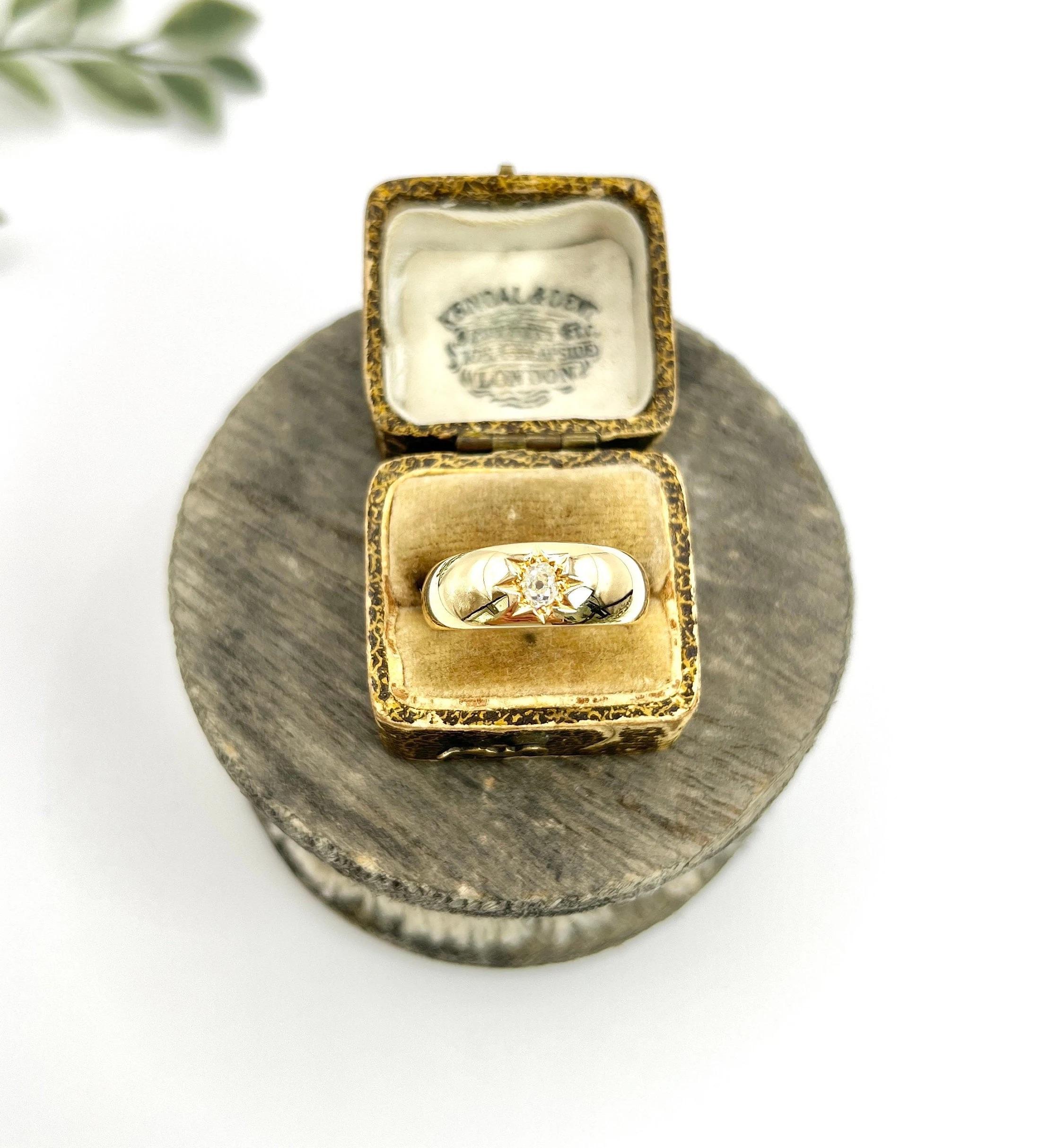 Edwardian 18ct Yellow Gold Star Set Diamond Single Stone Band Ring, Hallmarked London For Sale