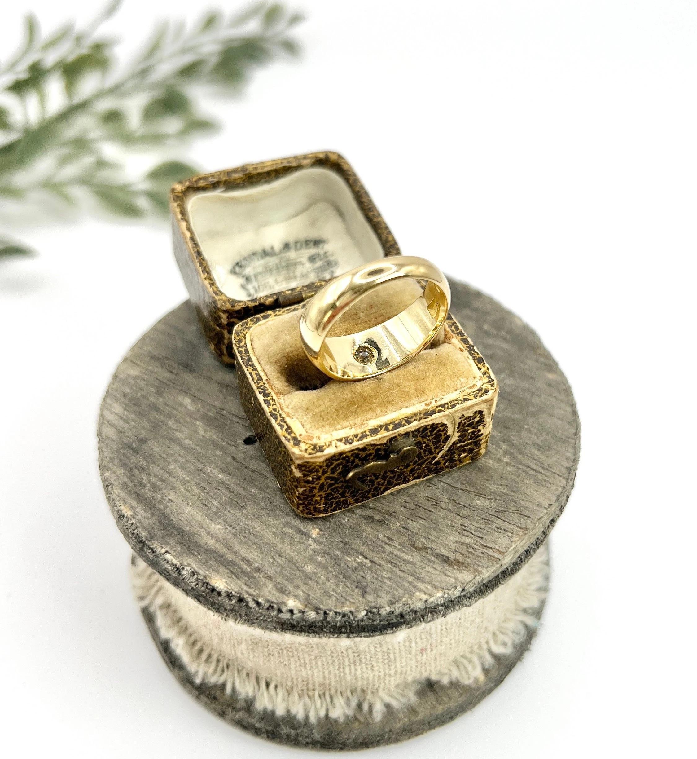Old Mine Cut 18ct Yellow Gold Star Set Diamond Single Stone Band Ring, Hallmarked London For Sale