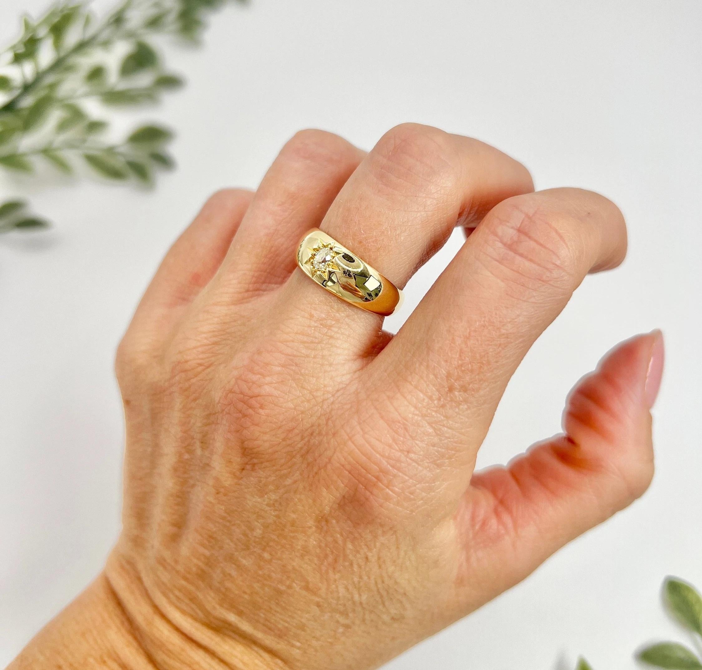 Women's or Men's 18ct Yellow Gold Star Set Diamond Single Stone Band Ring, Hallmarked London For Sale