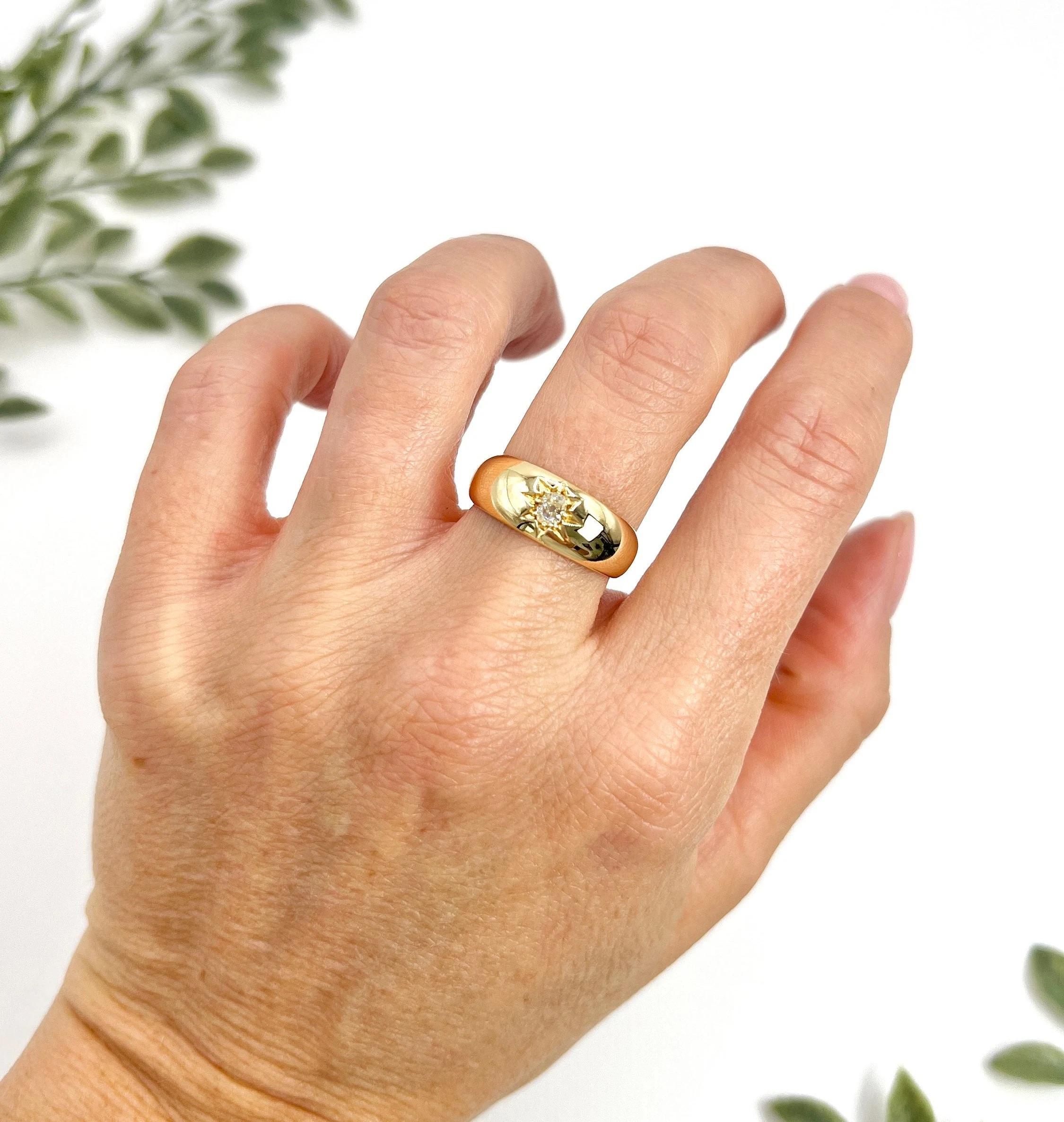 18ct Yellow Gold Star Set Diamond Single Stone Band Ring, Hallmarked London For Sale 2
