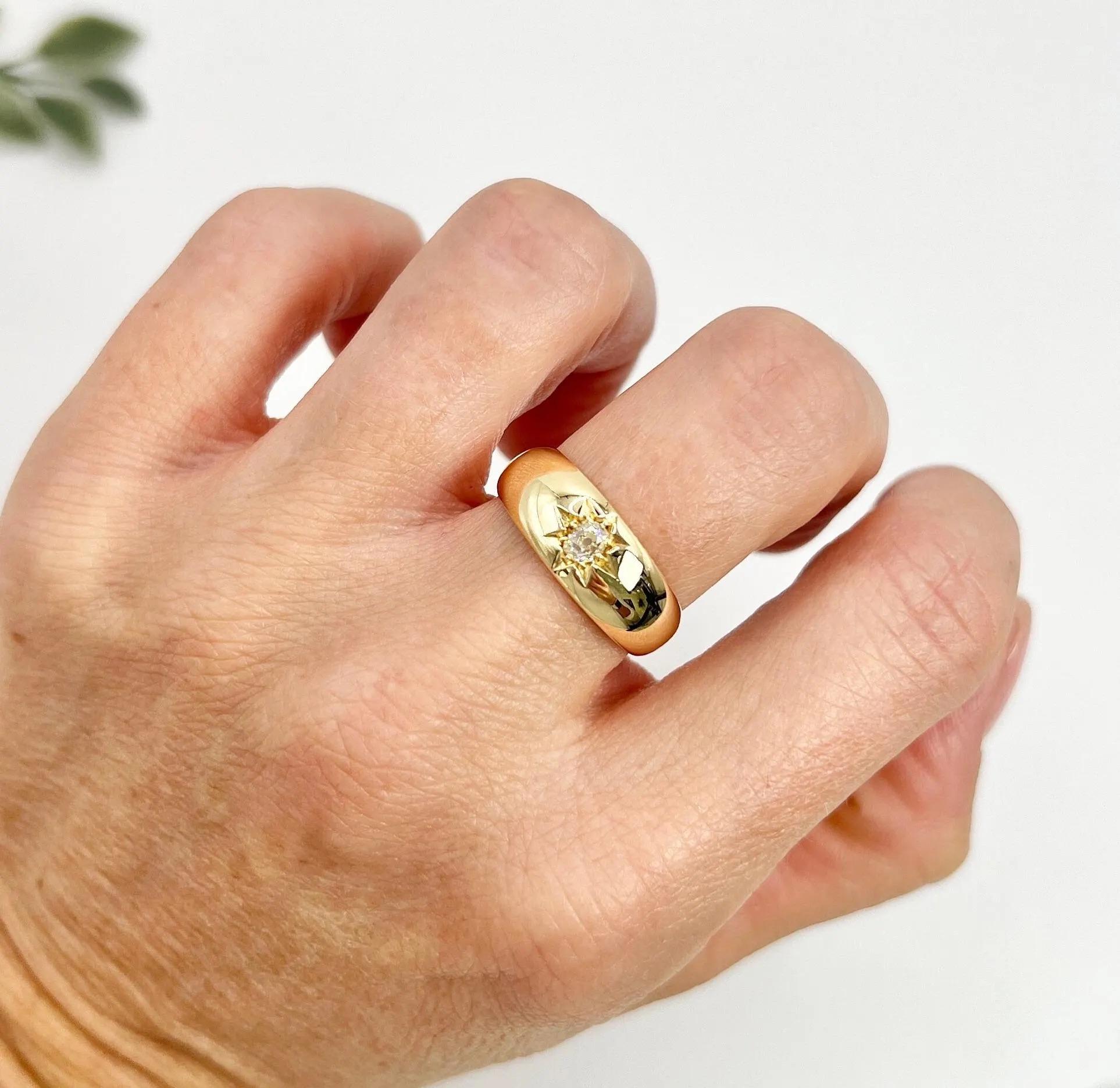18ct Yellow Gold Star Set Diamond Single Stone Band Ring, Hallmarked London For Sale 3