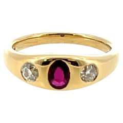 Anello con tre pietre di rubino e diamanti in oro giallo 18ct - Rubino 0,38ct e diamanti 0,42ct