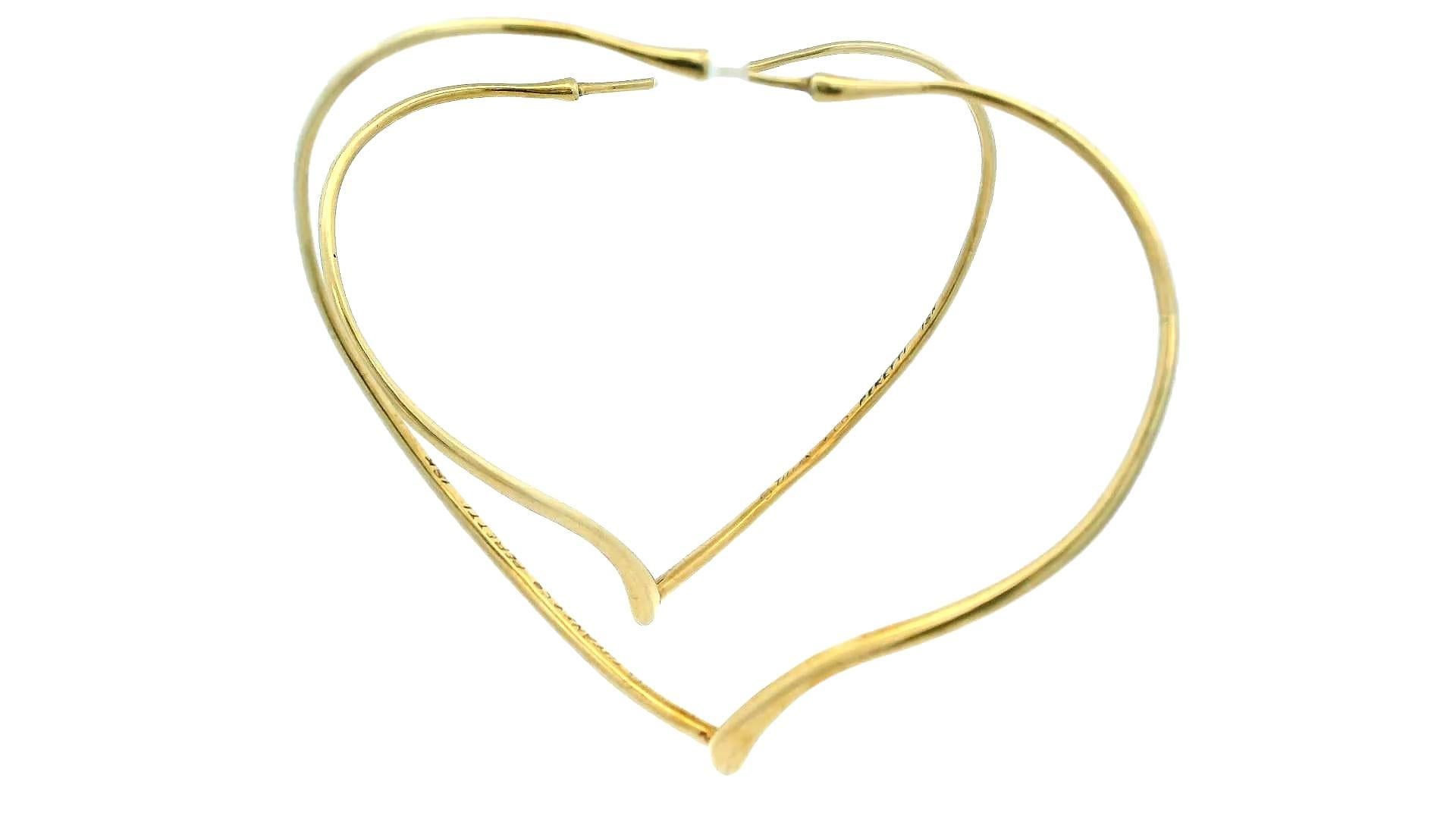 Or jaune 18ct Tiffany & Co. Elsa Peretti Créoles en forme de cœur Excellent état - En vente à Great Neck Plaza, NY