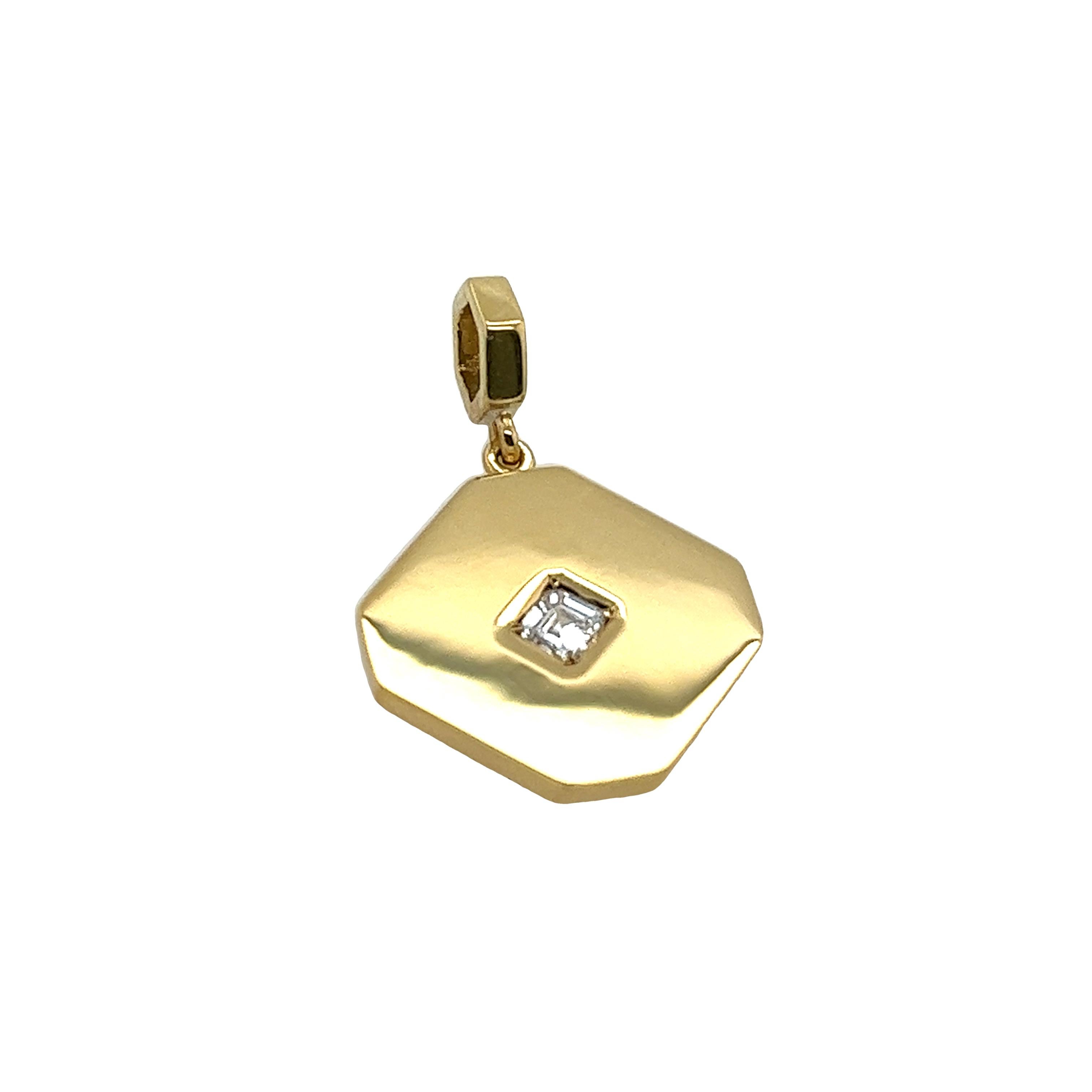 This gorgeous Tiffany & Co diamond pendant is set with an square natural diamond, 0.15ct in 18ct yellow gold setting.  Please note that this does not come with a chain. 

Item Size: 17.56mm x 17.65mm
Total weight: 5.74g
Total Diamond Weight:
