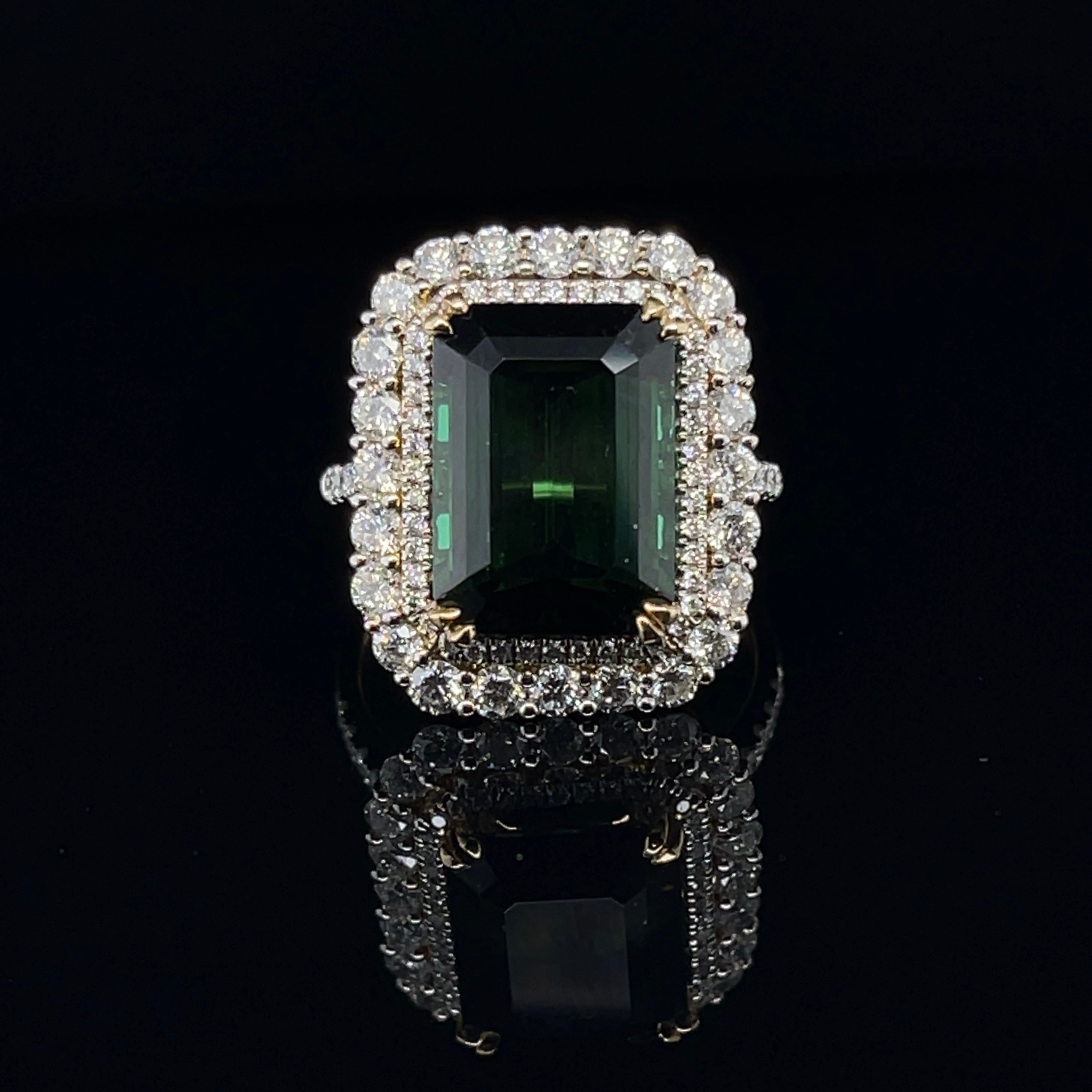 Turmalin im Oktogon-Schliff, gefertigt aus achtzehnkarätigem Gelbgold. Eine wunderschöne Auswahl von vierundzwanzig runden Diamanten im Brillantschliff in Mikrokrallenfassung, ergänzt durch ein poliertes Design. 

Gewicht des Turmalins:
