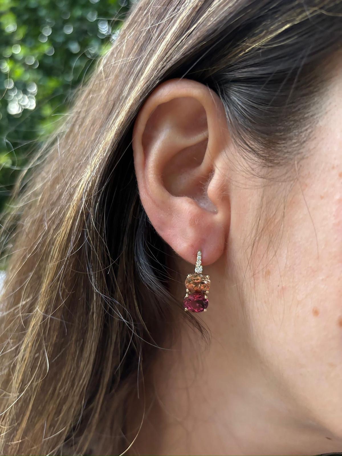 Erweitern Sie Ihre Schmucksammlung mit diesen atemberaubenden Gelbgold-Ohrringen mit 2 Paaren aus natürlichen Turmalinen und Diamanten. 
Diese exquisiten Ohrringe präsentieren die perfekte Kombination aus leuchtenden Edelsteinen und funkelnden