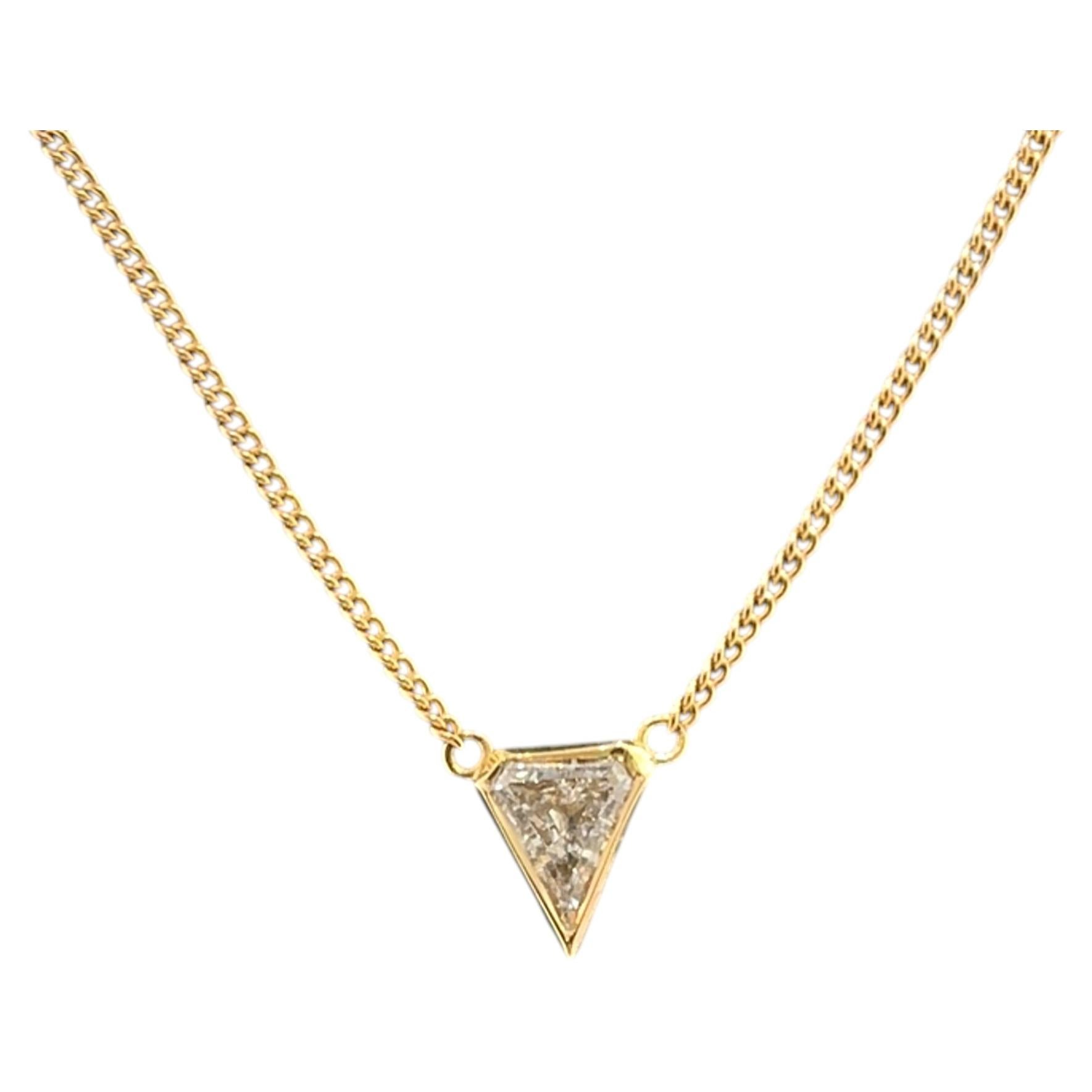 Collana con ciondolo a triangolo in oro giallo 18 ct - Diamante naturale 0,50 ct, 17".