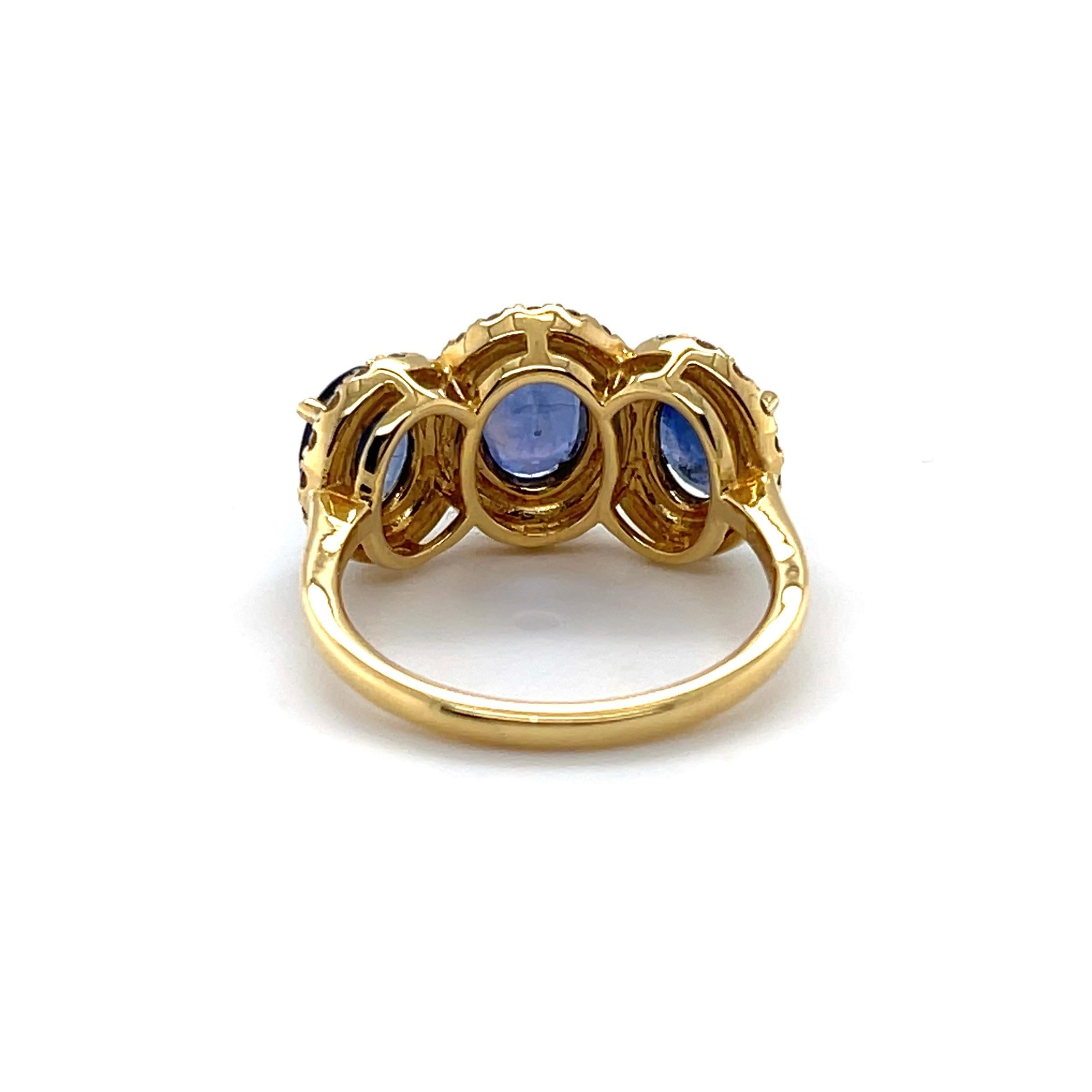 En venta: Anillo Trilogía de Zafiro y Diamantes en Oro Amarillo de 18 ct  4