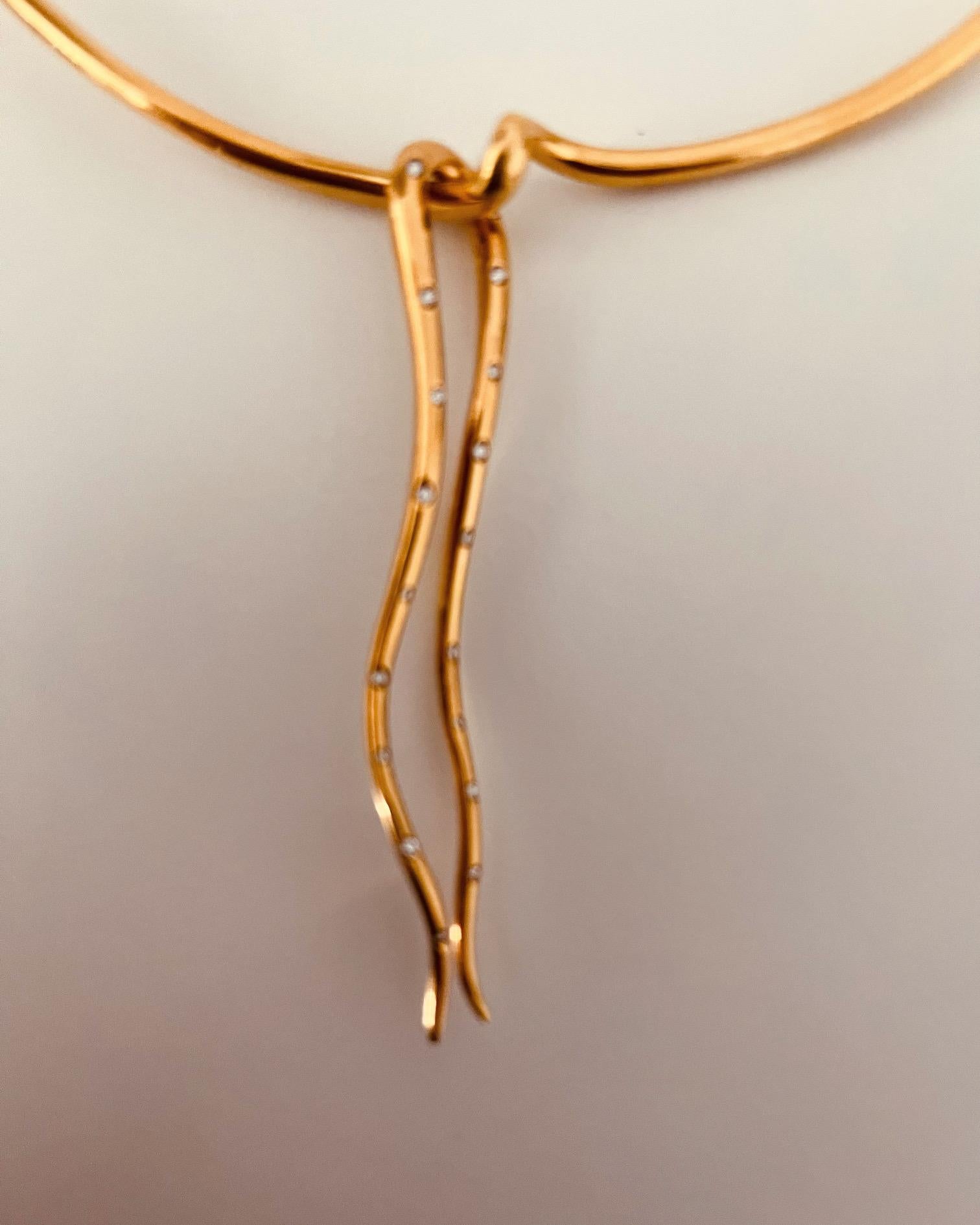 18ct Yellow Gold Undulating Choker With A 0.2ct Diamond Set Abstract Pendant In Excellent Condition For Sale In London, GB