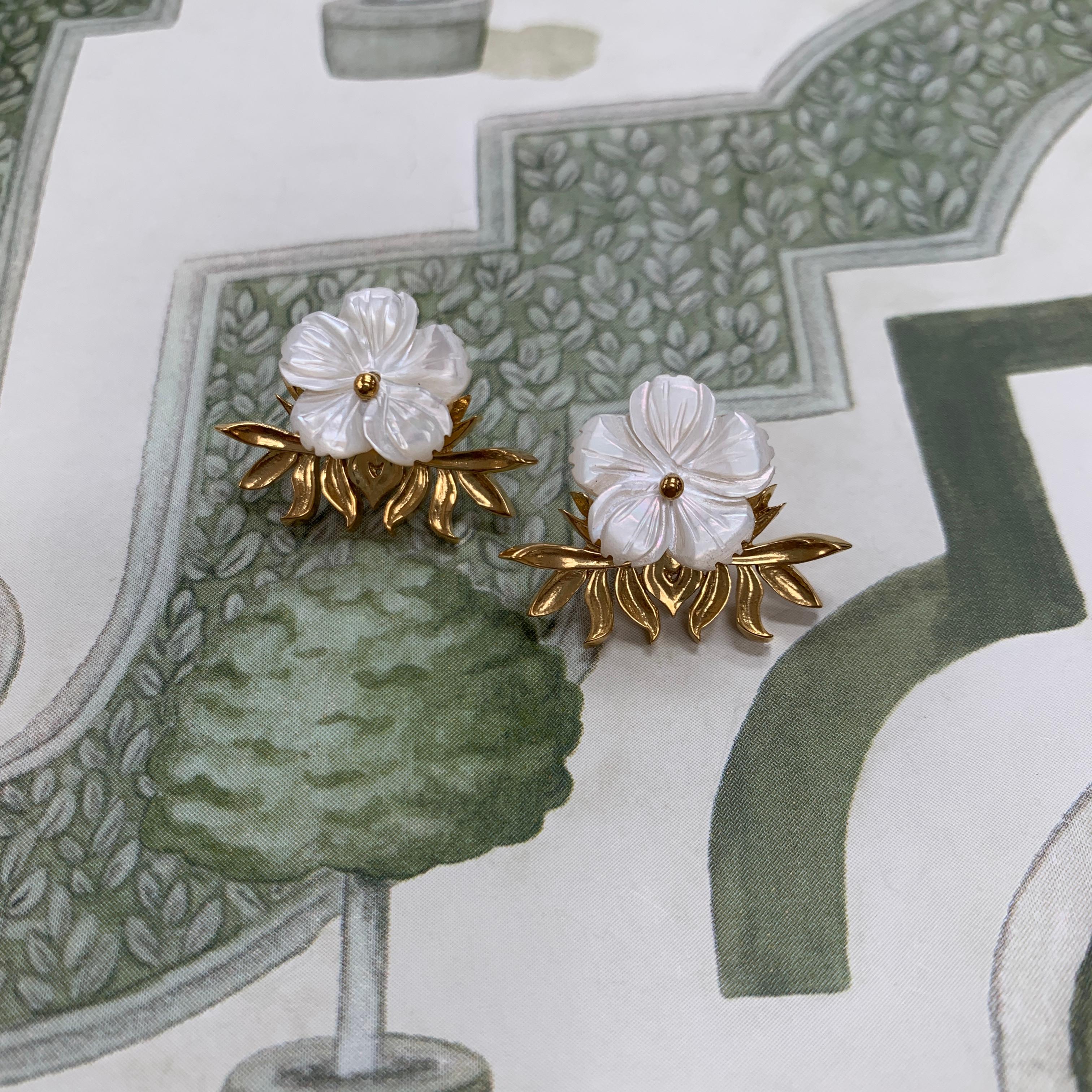 Contemporary 18 Carat Yellow Gold Vermeil and Hand Carved Mother of Pearl Flower Earrings For Sale