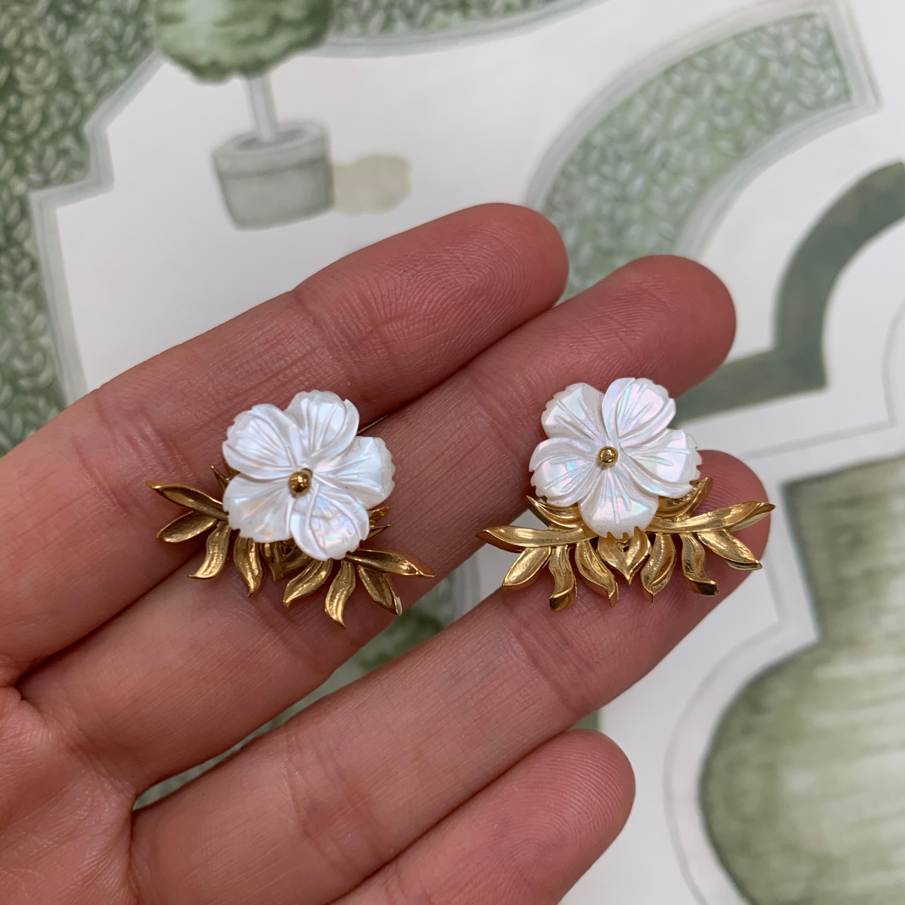 18 Carat Yellow Gold Vermeil and Hand Carved Mother of Pearl Flower Earrings In New Condition For Sale In London, GB
