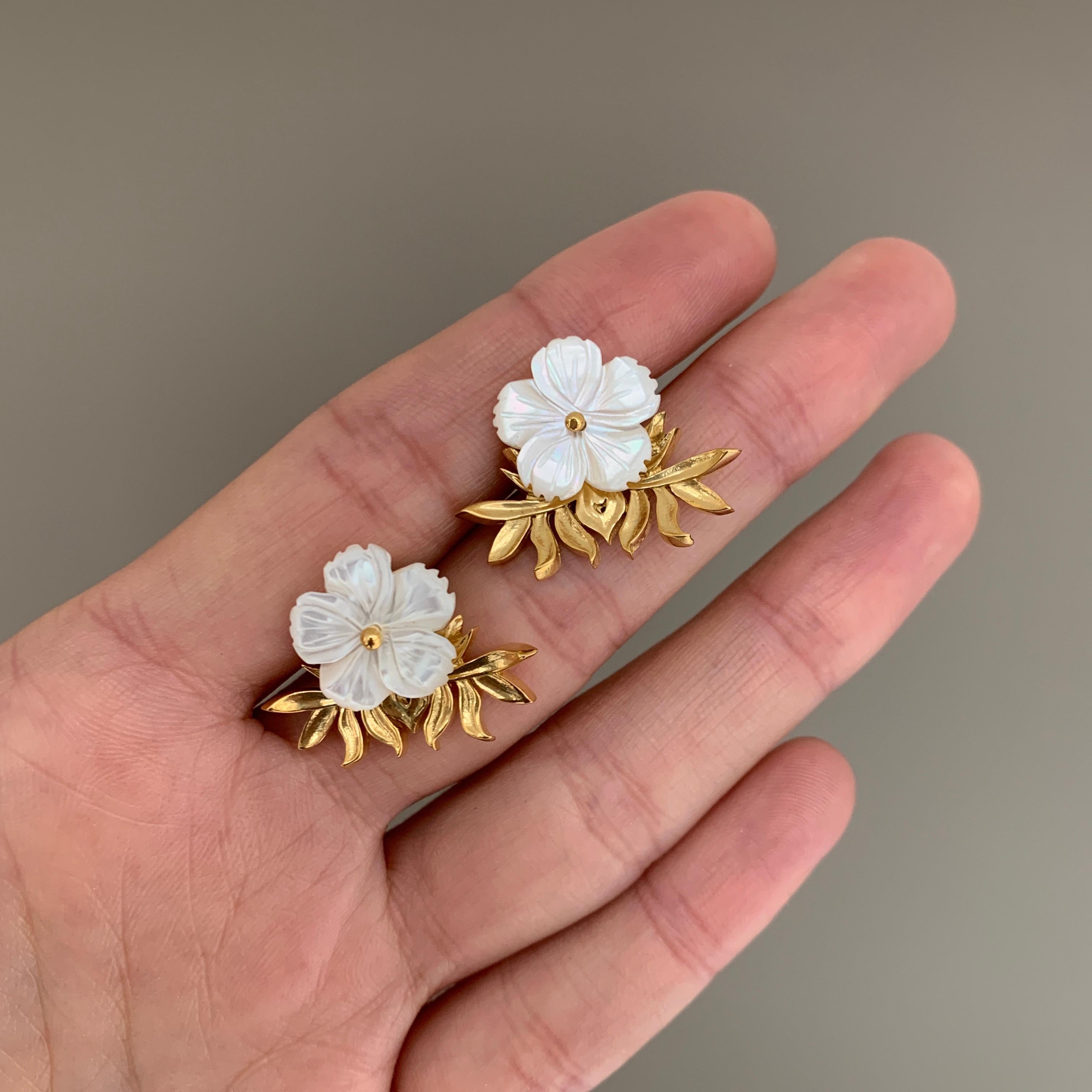 18 Carat Yellow Gold Vermeil and Hand Carved Mother of Pearl Flower Earrings For Sale 2