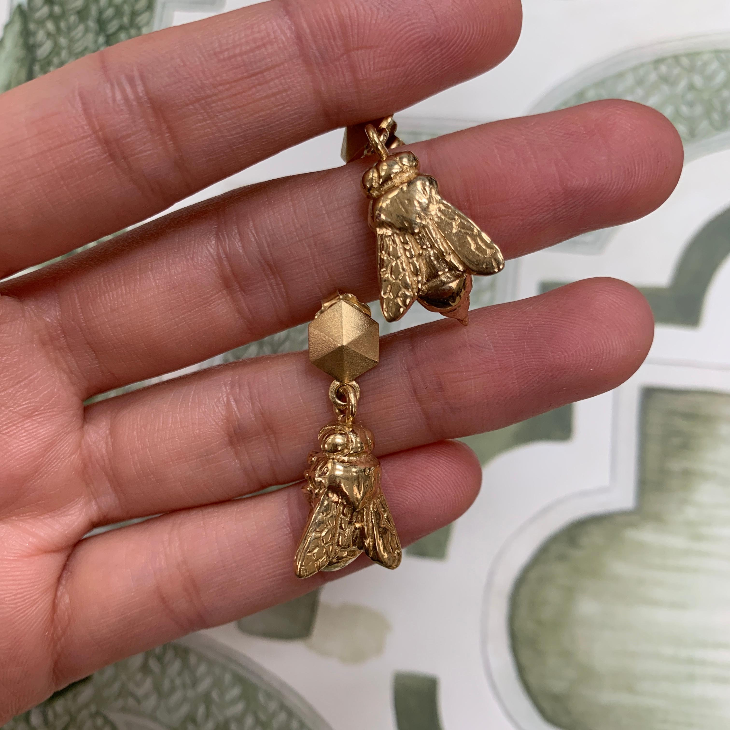 18 Carat Yellow Gold Vermeil Bee and Honeycomb Earrings In New Condition For Sale In London, GB