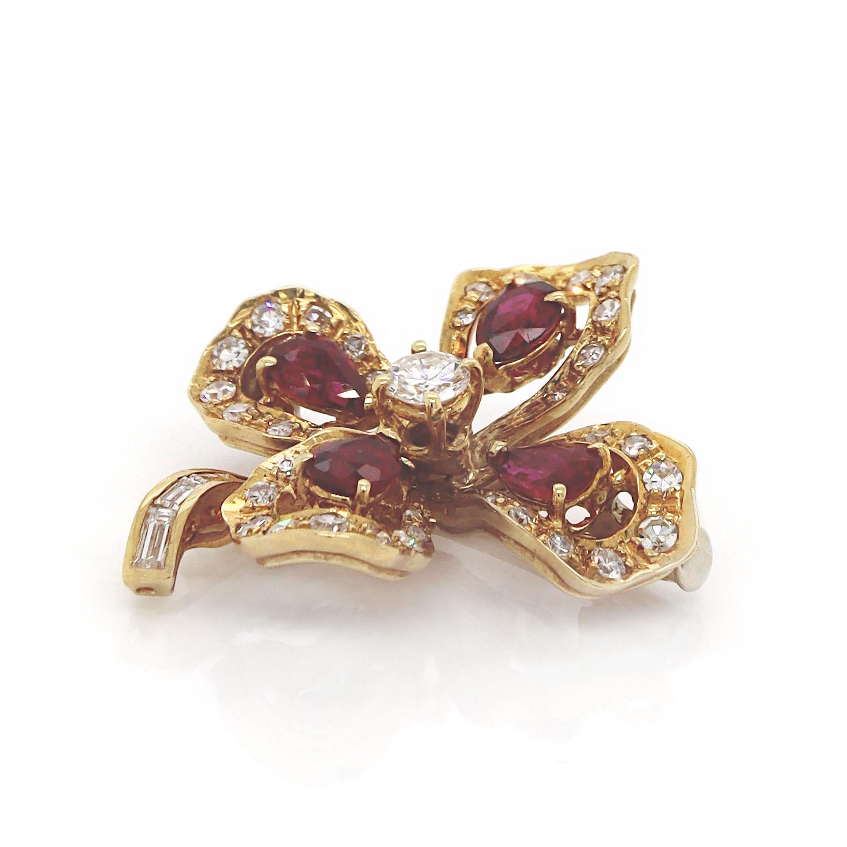 Spilla a trifoglio in oro giallo 18ct con rubino e diamanti vintage

Questa squisita spilla in oro giallo 18ct, proveniente dalla Svizzera, è elegantemente disegnata a forma di quadrifoglio, simbolo di fortuna e fortuna. Ogni foglia del trifoglio è