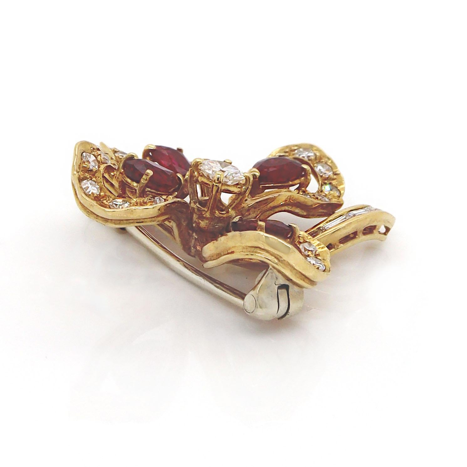 Taglio misto Spilla a trifoglio in oro giallo 18ct con rubino e diamanti vintage in vendita