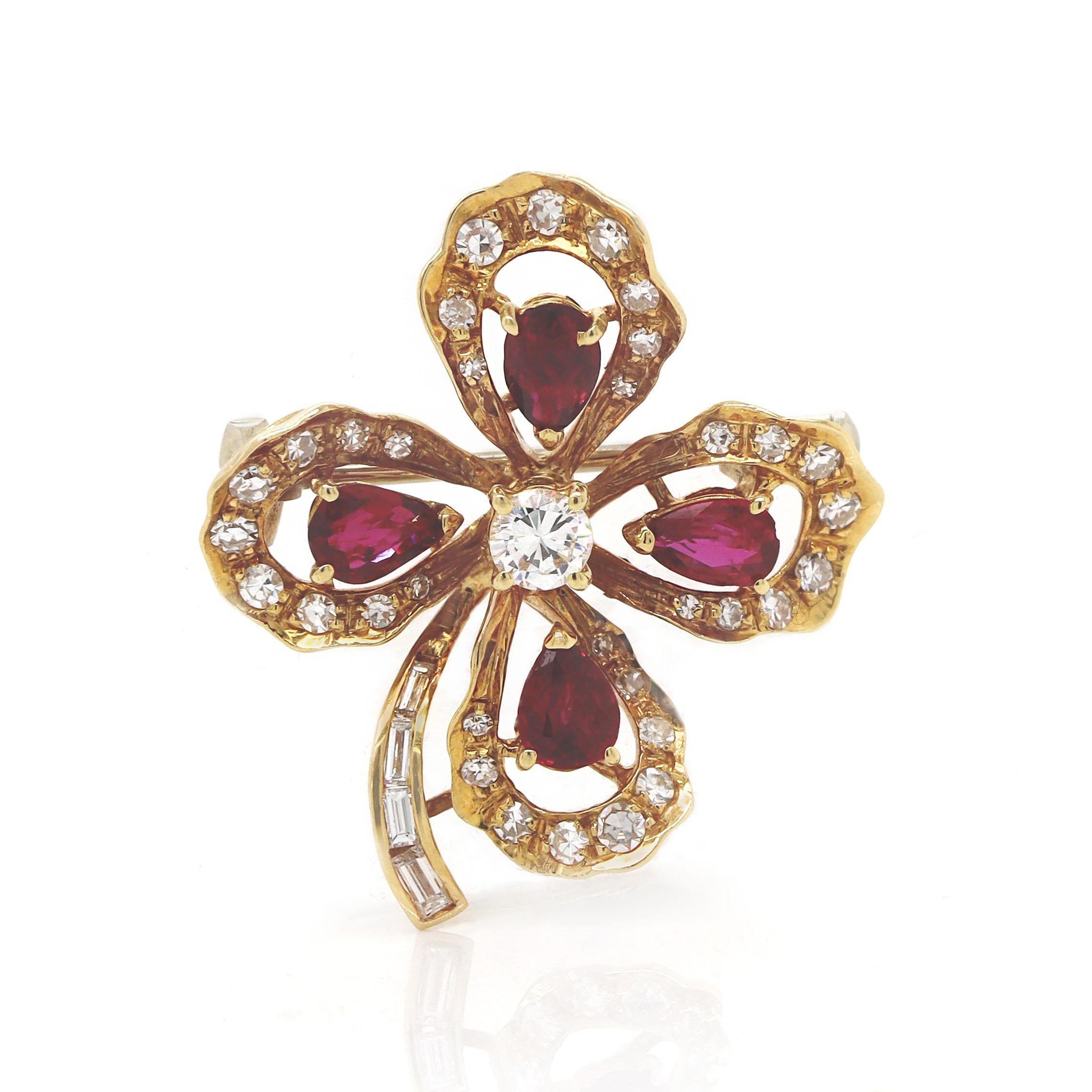 Spilla a trifoglio in oro giallo 18ct con rubino e diamanti vintage In condizioni ottime in vendita a Sydney, NSW