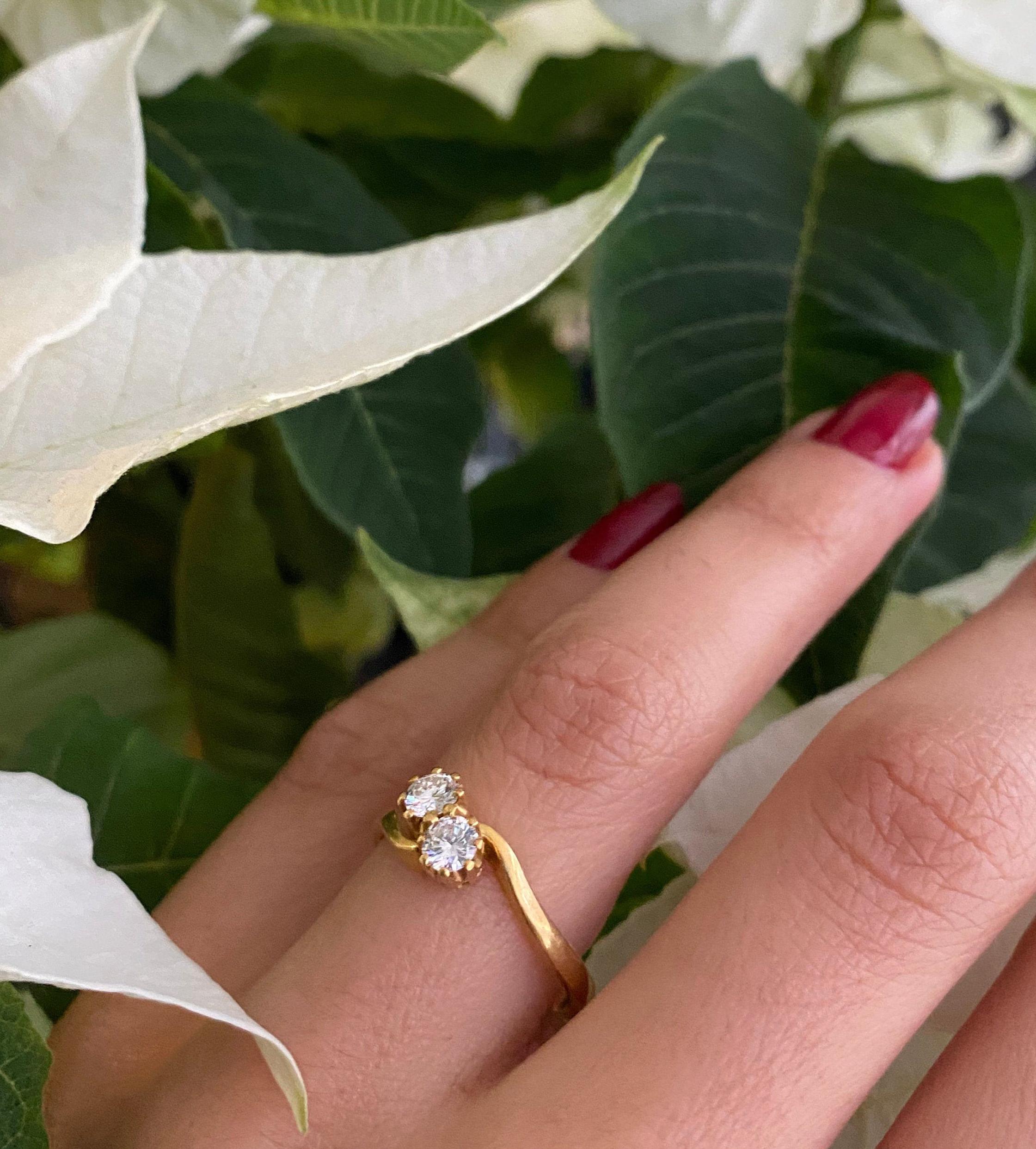 18ct Yellow Gold Vintage Toi Et Moi Diamond Engagement Ring In Good Condition For Sale In London, GB