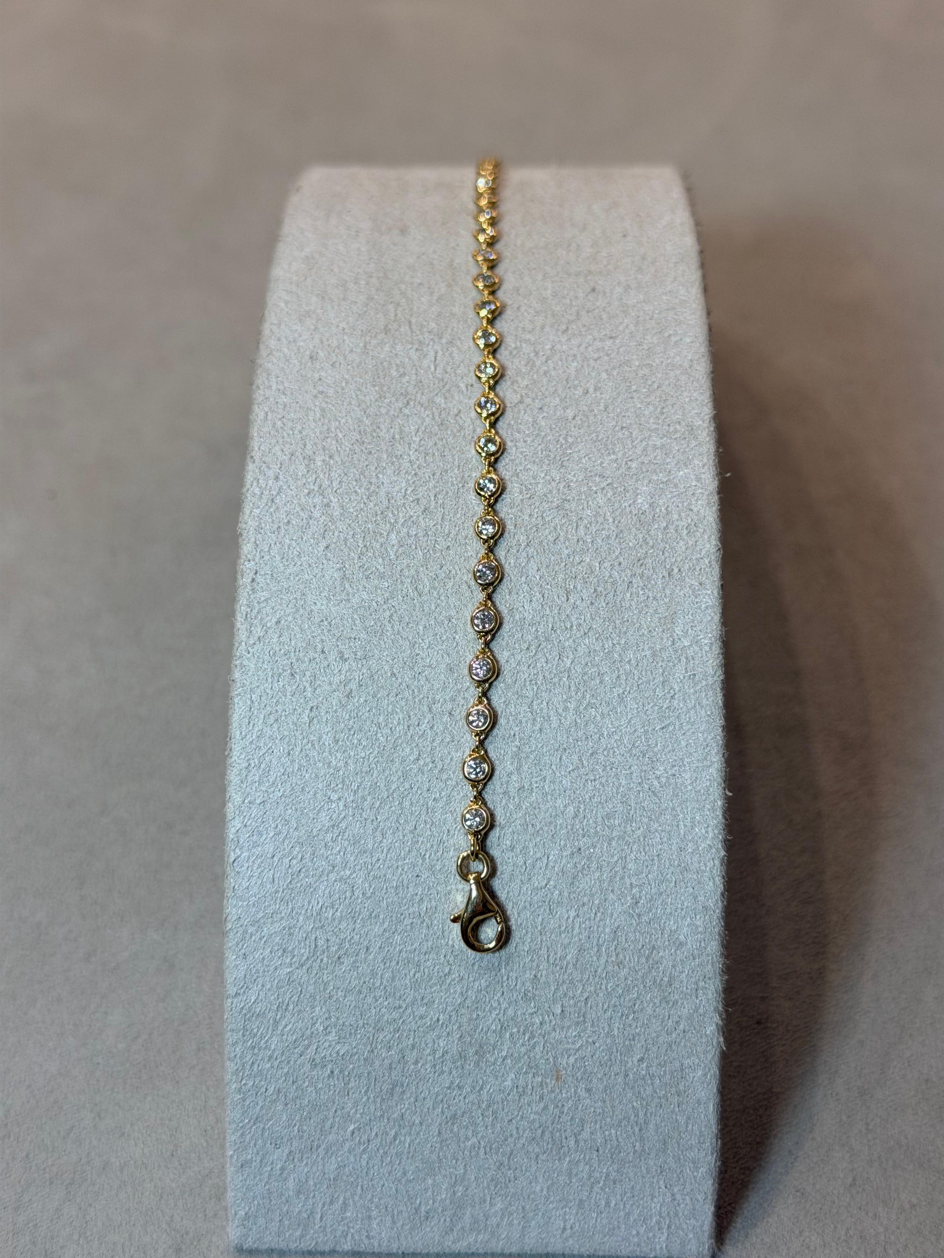 Símbolo de equilibrio y refinada sencillez, la Pulsera Cadena Yoga encarna la elegancia sin esfuerzo en movimiento. Cada eslabón, meticulosamente elaborado, está engastado individualmente con diamantes blancos naturales, con un total de 1,19