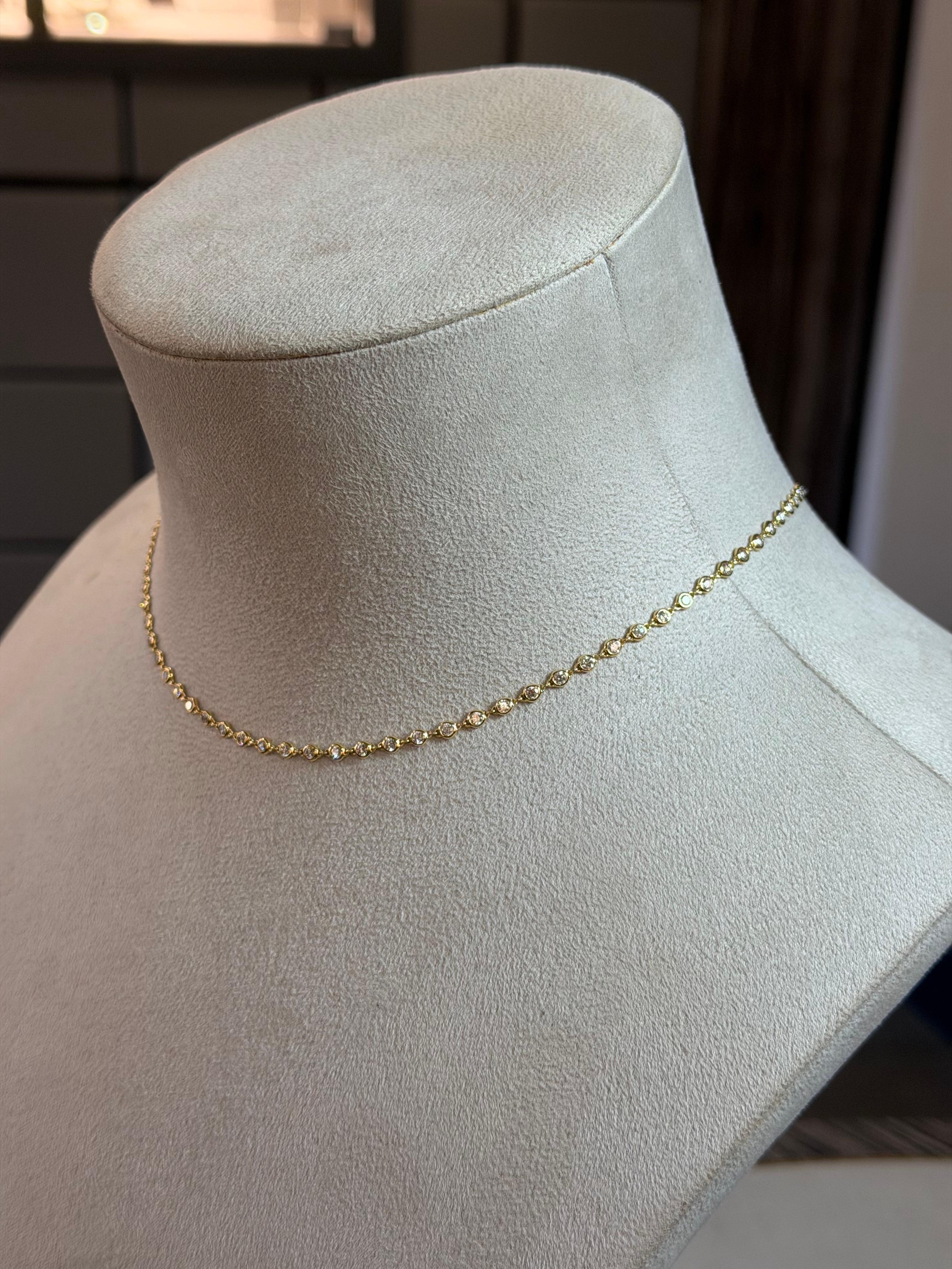 Inspirado en el equilibrio, la serenidad y la luz interior, el Collar Colección Yoga es una expresión poética de refinado minimalismo y gracia atemporal. Cada detalle está diseñado para evocar una sensación de fuerza tranquila y belleza sin