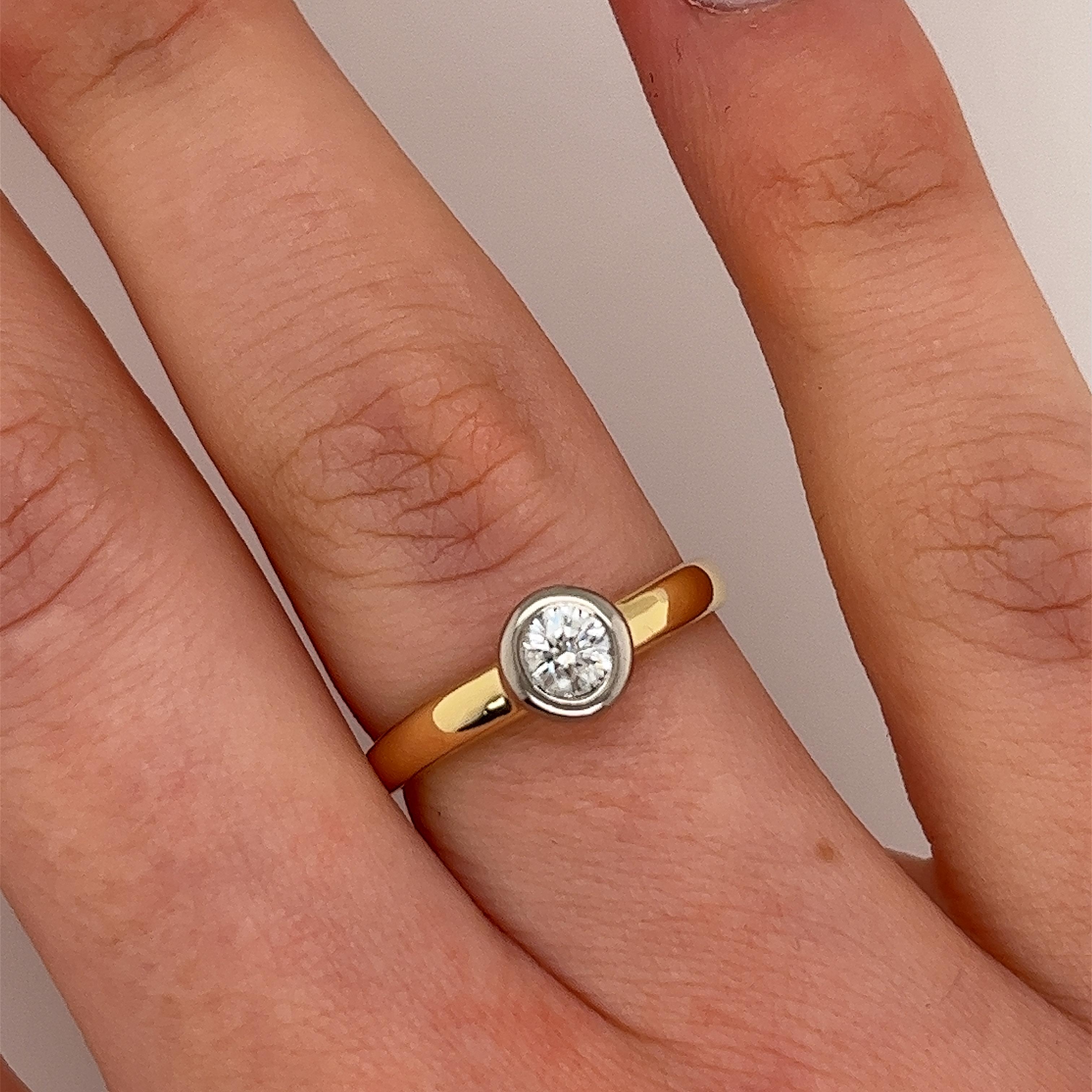 An vintage diamond ring for your engagement, 
set with 0.25ct centre stone natural round brilliant cut diamond 
in an 18ct white and yellow gold setting.
Total Diamond Weight: 0.25ct
Diamond Colour: H
Diamond Clarity: SI1
Width of Band: 2mm
Width of