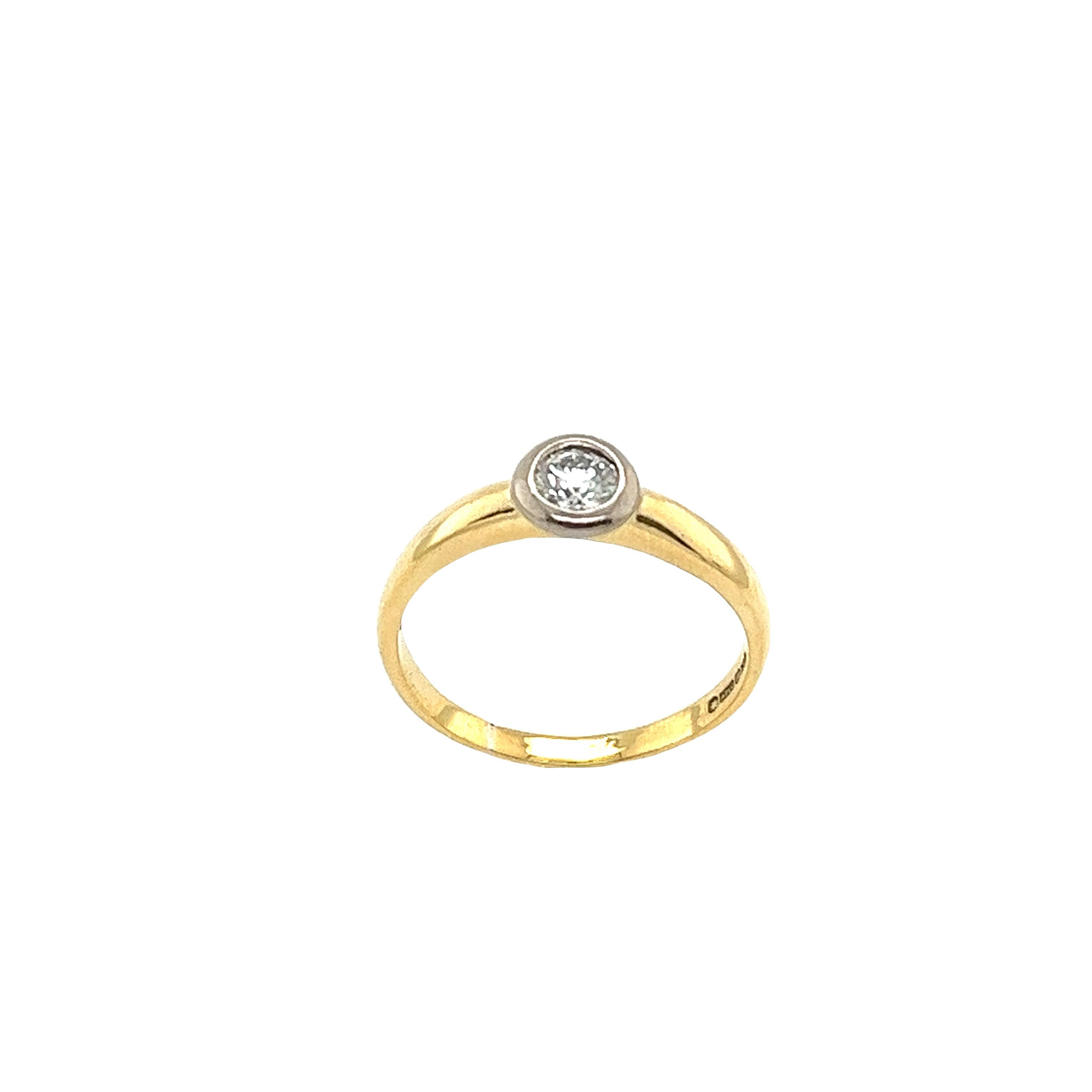 18ct Yellow Gold & White Solitaire Diamond Ring Set With 1 Round Diamond For Sale 1