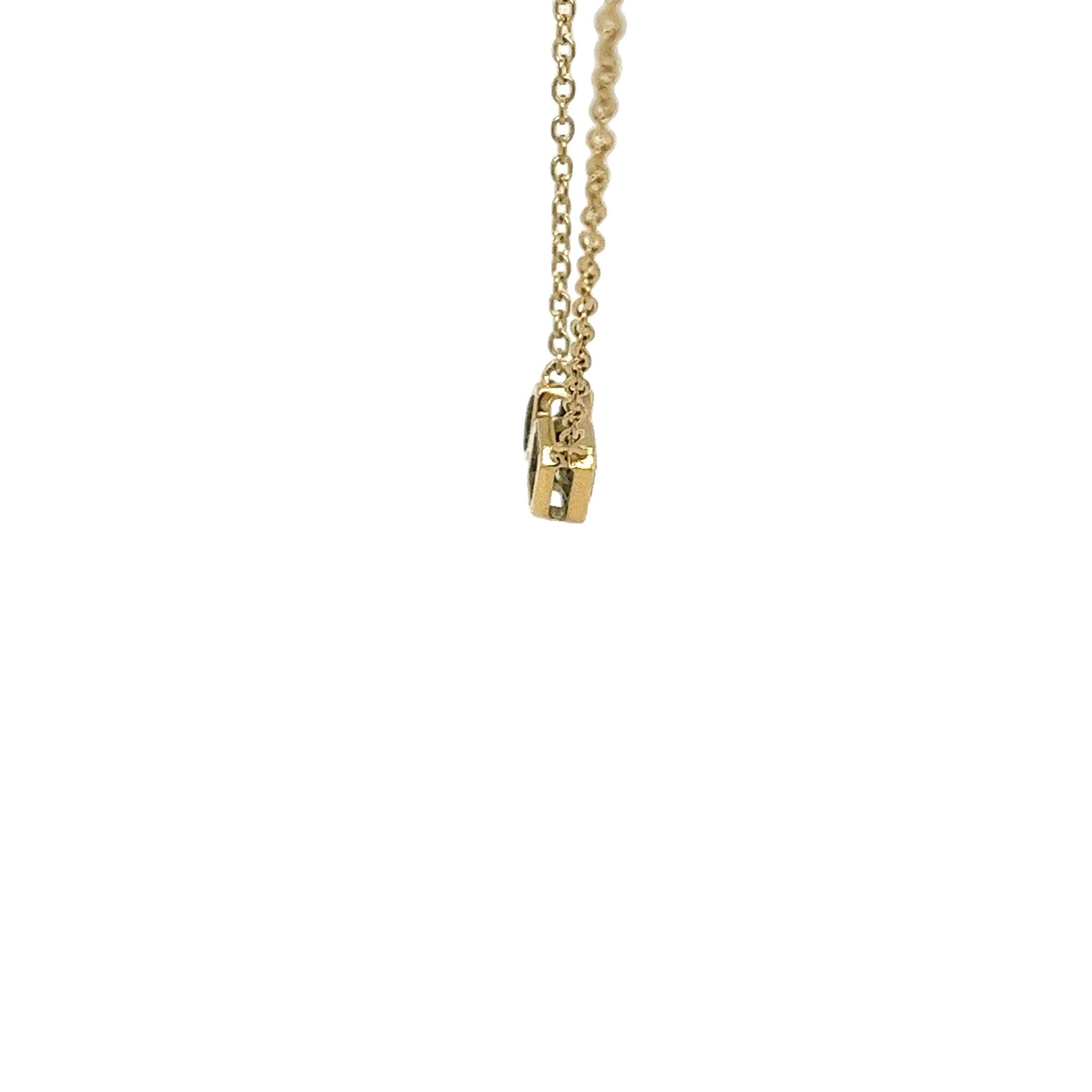 Ce pendentif exquis en or jaune 18ct présente un superbe diamant jaune complété par un délicat mélange de petits diamants blancs, 
élégamment serti dans un style Toi et Moi. 
Suspendu à une chaîne en or jaune de 18 pouces, 
ce pendentif est un