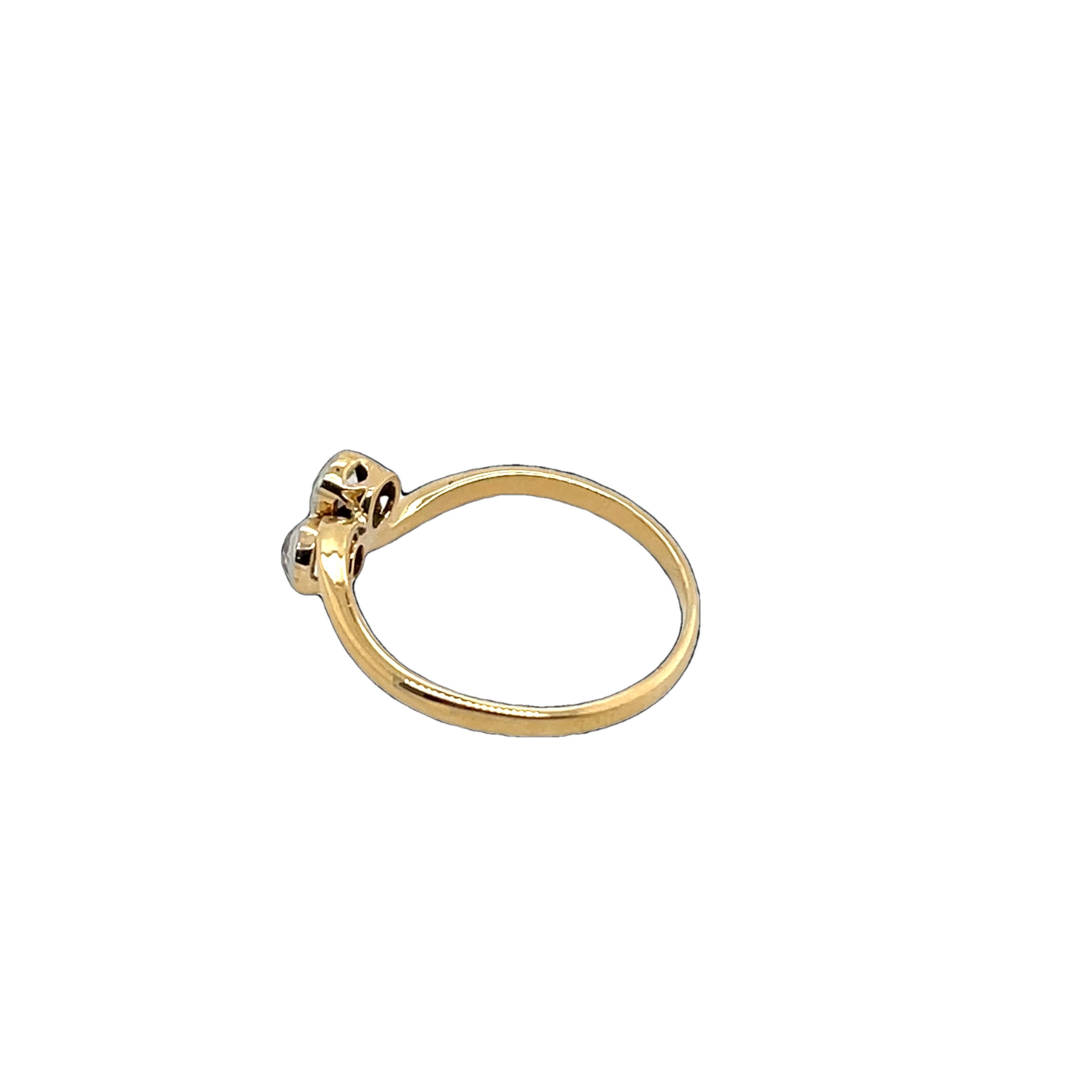 Une magnifique bague croisée en or jaune et blanc 18ct, 
Elegly designed with a flowing twist of gold (en anglais) 
et sertie de 0,16 ct de diamants naturels pour un éclat intemporel. Parfait pour l'élégance de tous les jours ou comme cadeau