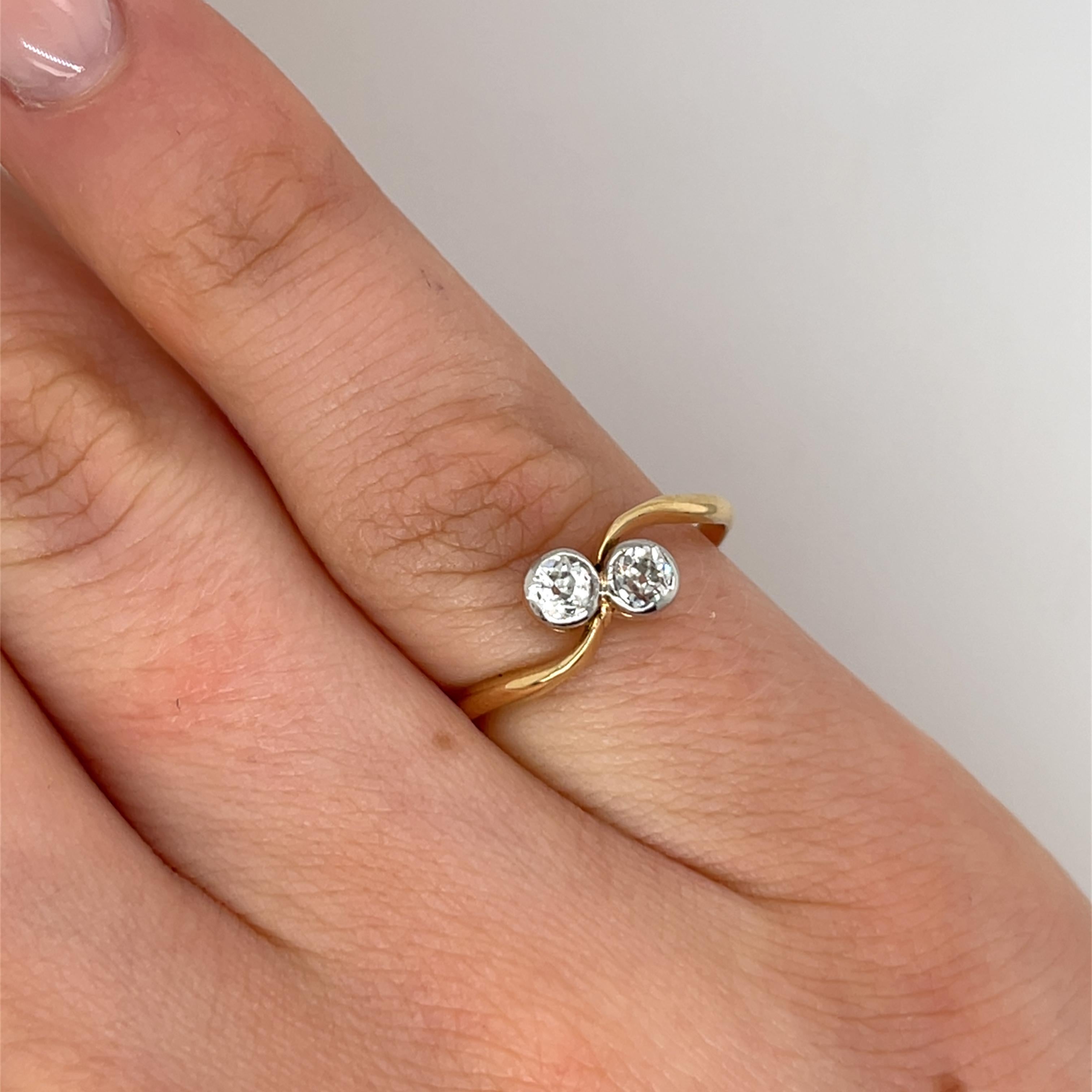 Bague croisée en diamants jaunes et blancs 18 carats, diamants naturels 0,16 carat Unisexe en vente