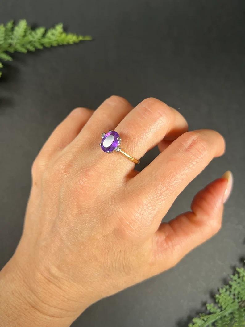 18ct Yellow & White Gold 1980s Faceted Oval Amethyst Ring with Diamond Shoulders For Sale 6