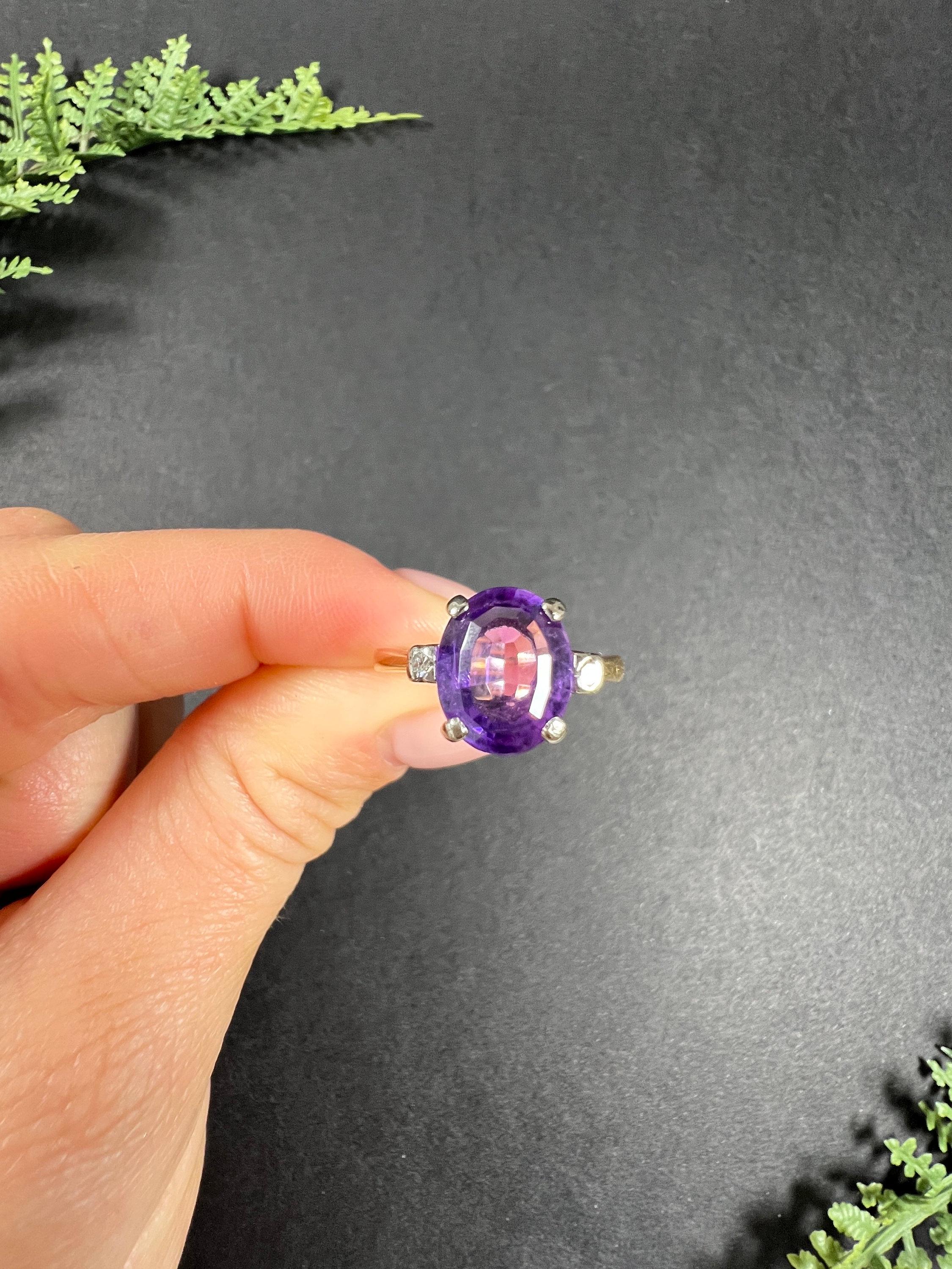18ct Yellow & White Gold 1980s Faceted Oval Amethyst Ring with Diamond Shoulders In Good Condition For Sale In Brighton, GB