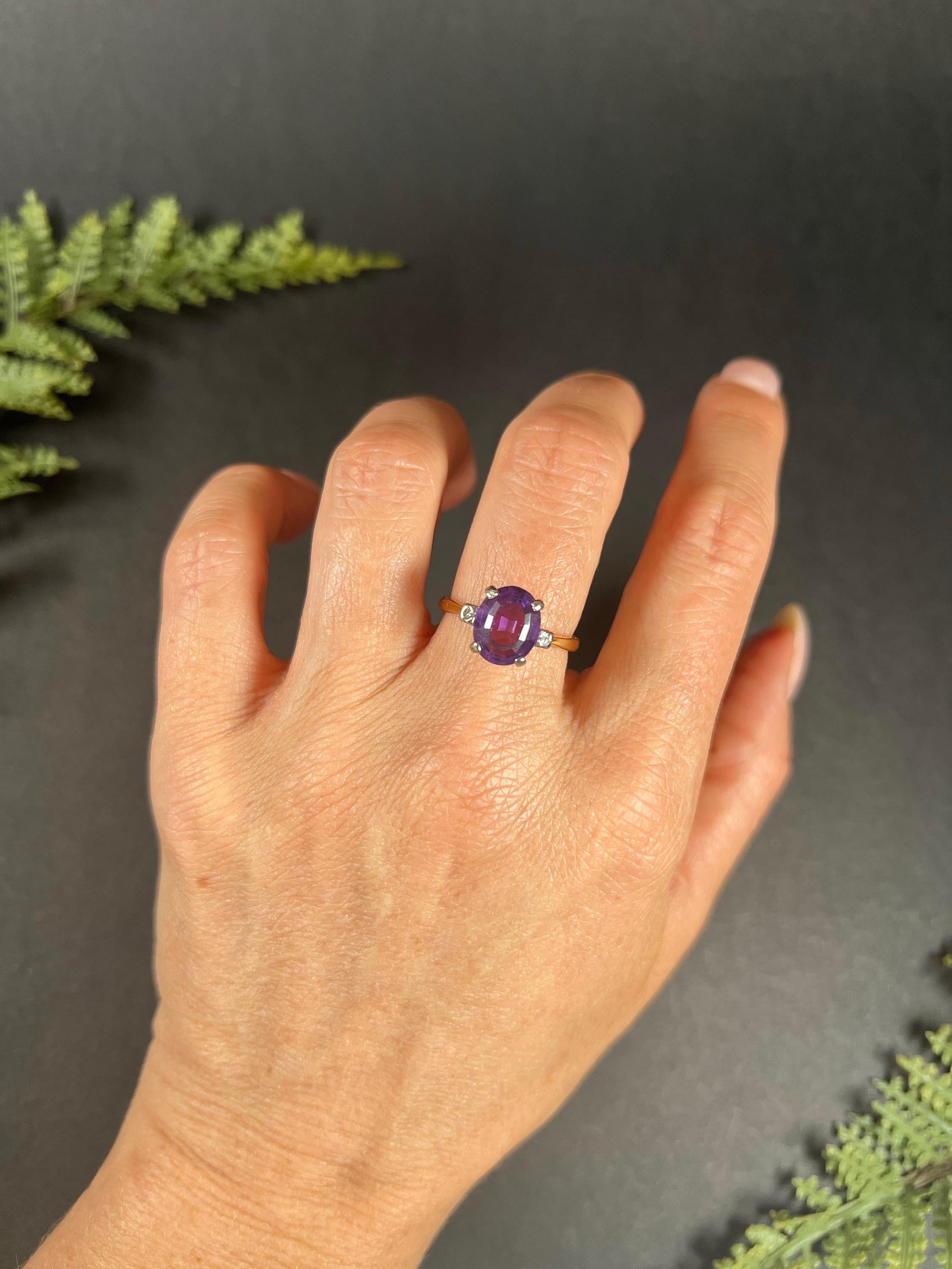 Women's or Men's 18ct Yellow & White Gold 1980s Faceted Oval Amethyst Ring with Diamond Shoulders For Sale