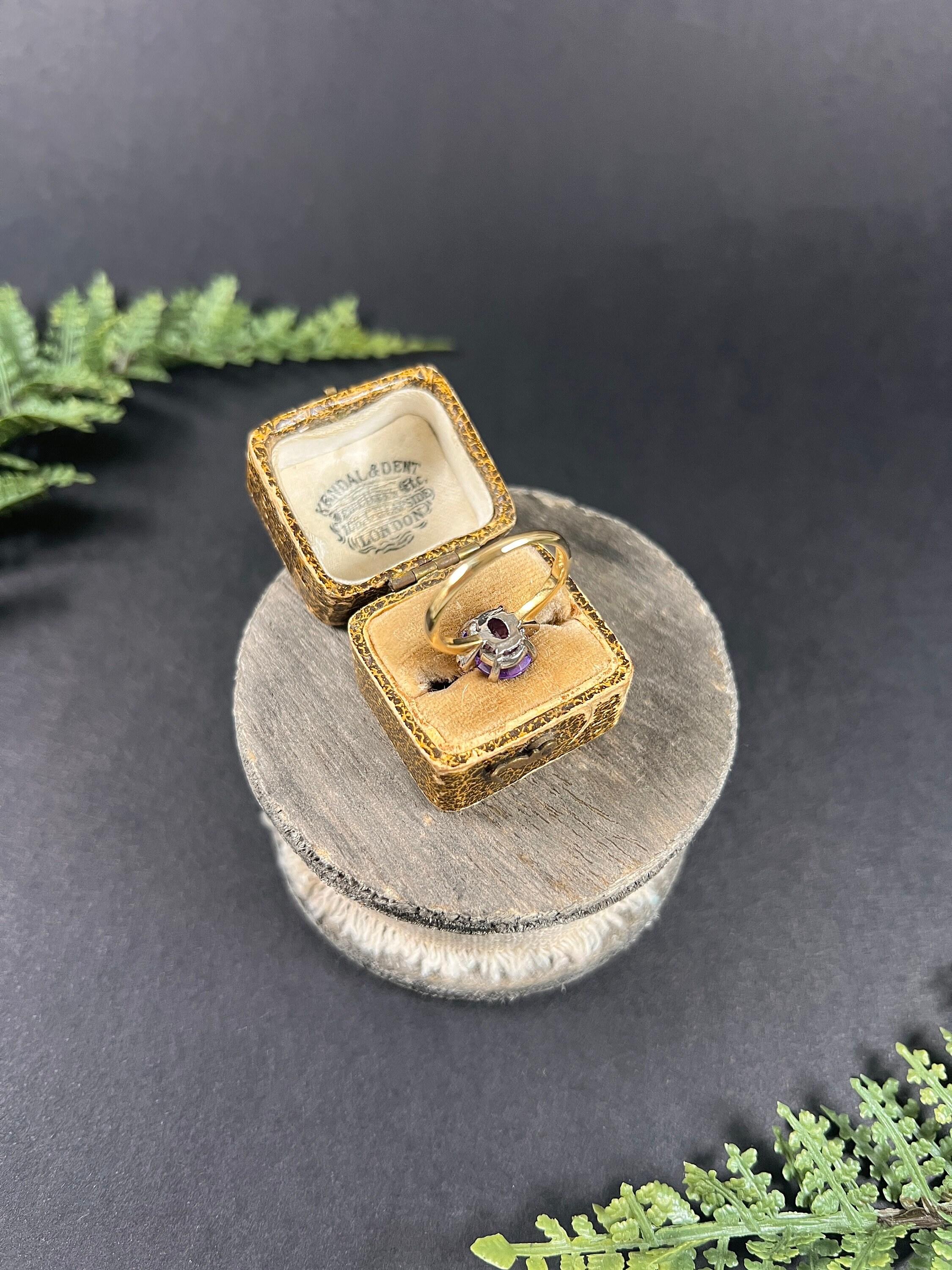18ct Yellow & White Gold 1980s Faceted Oval Amethyst Ring with Diamond Shoulders For Sale 1