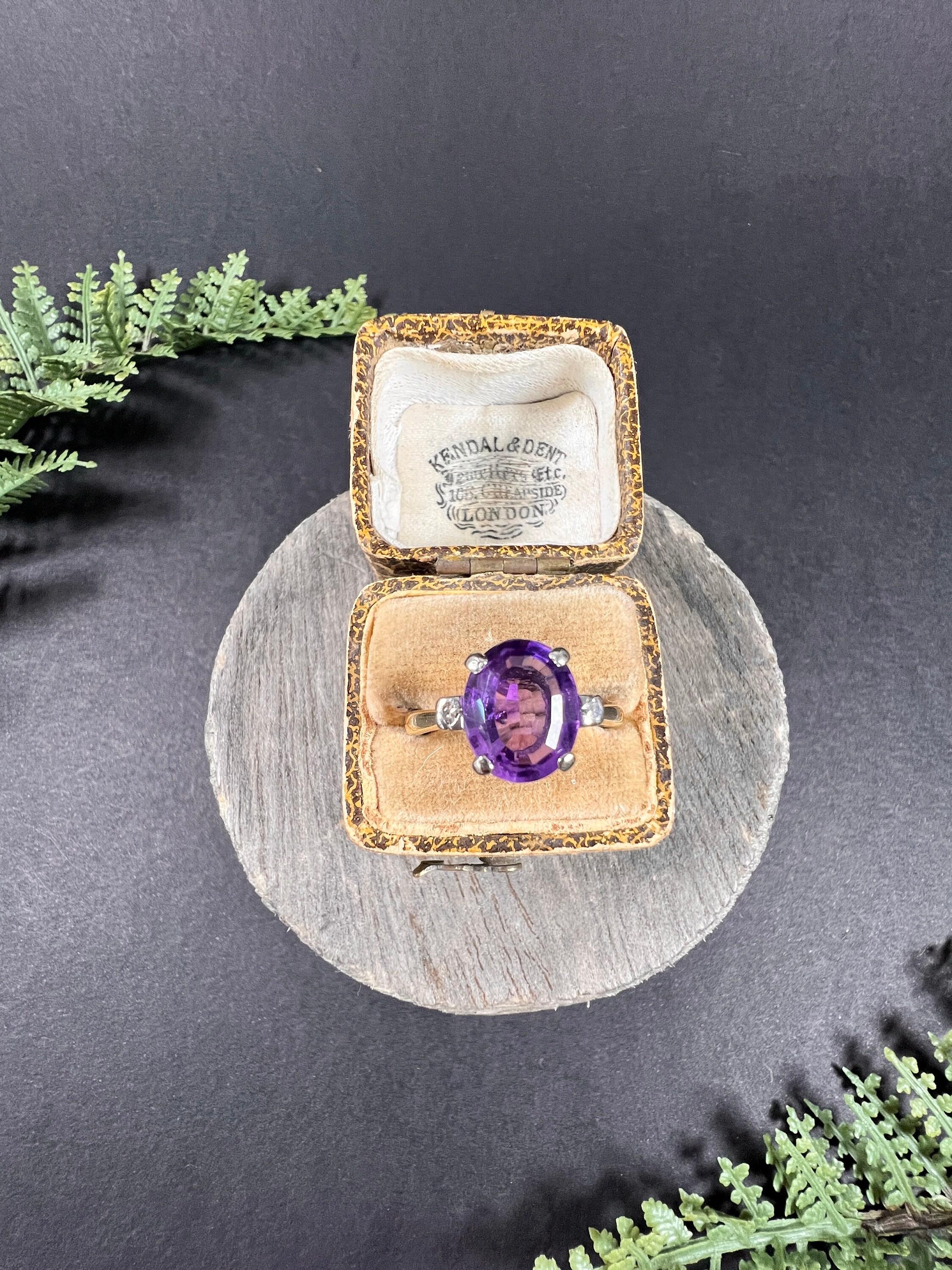 18ct Yellow & White Gold 1980s Faceted Oval Amethyst Ring with Diamond Shoulders For Sale 2