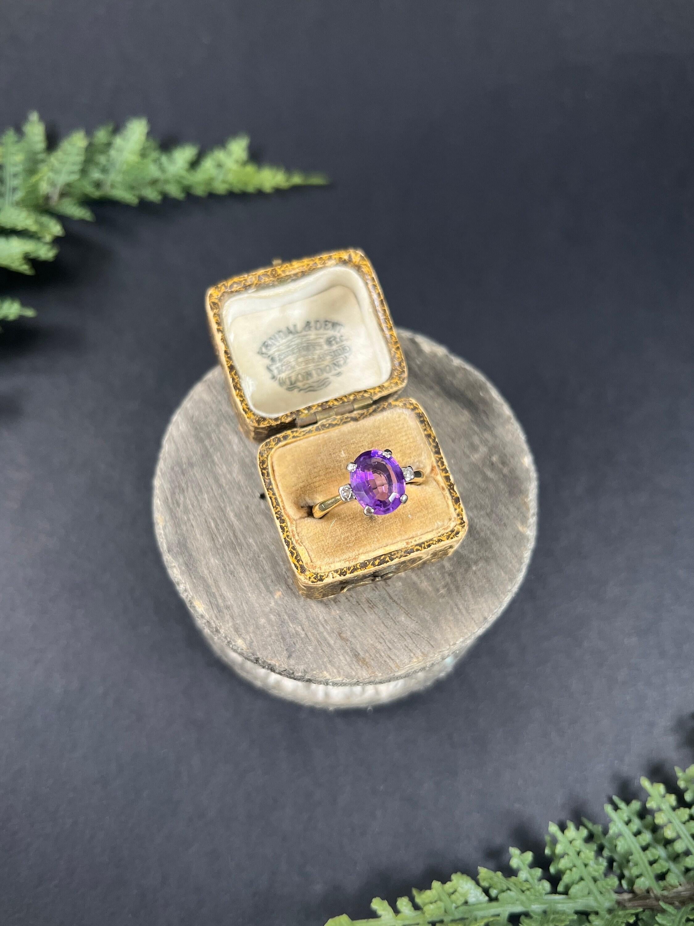 18ct Yellow & White Gold 1980s Faceted Oval Amethyst Ring with Diamond Shoulders For Sale 3