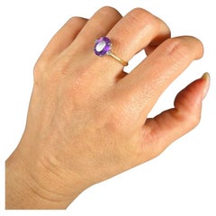 Anello con ametista ovale sfaccettata degli anni '80 in oro giallo e bianco 18 ct con spalle di diamanti