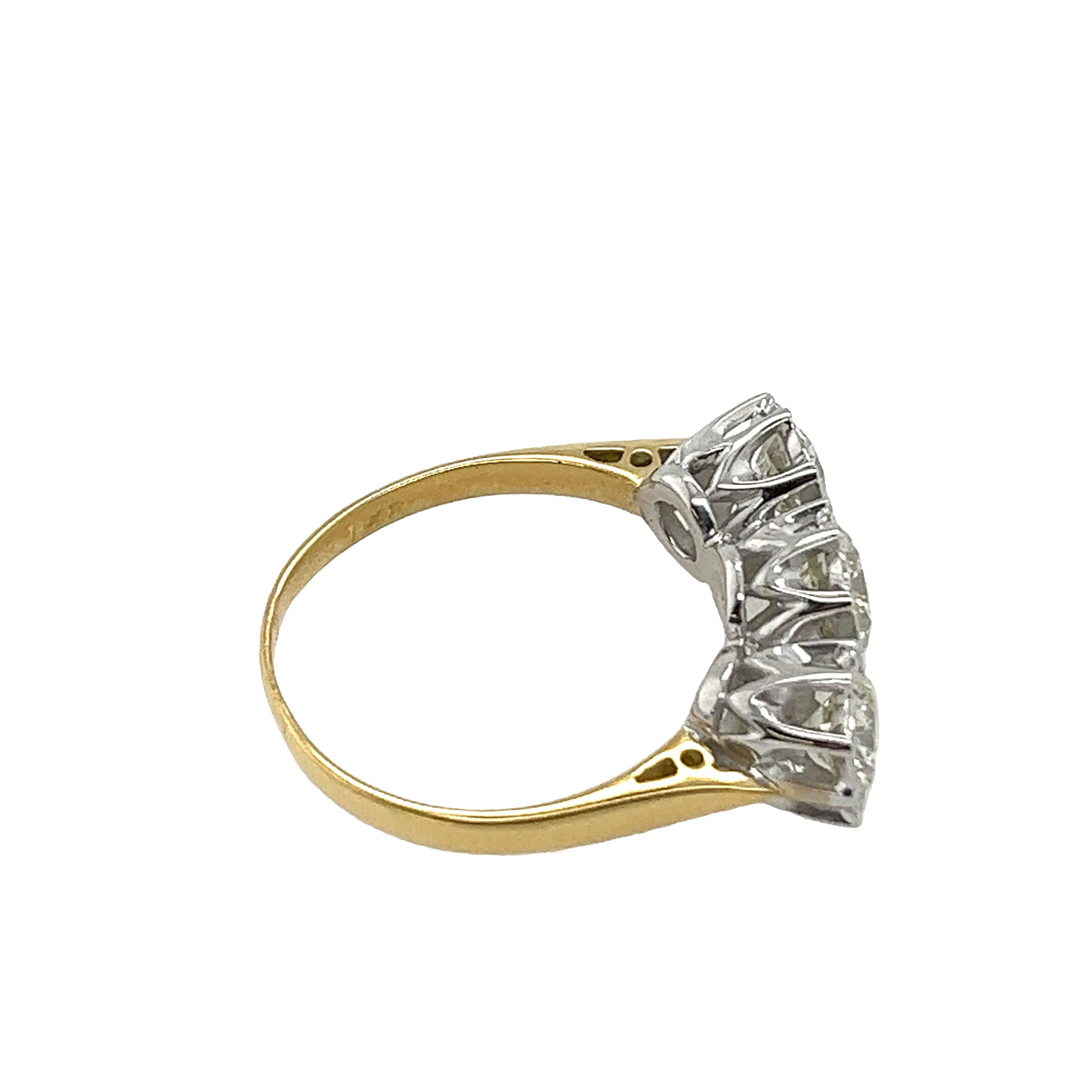 Taille ronde Bague à 3 pierres en or jaune et blanc 18 carats, sertie de 1,46 carat de diamants naturels en vente