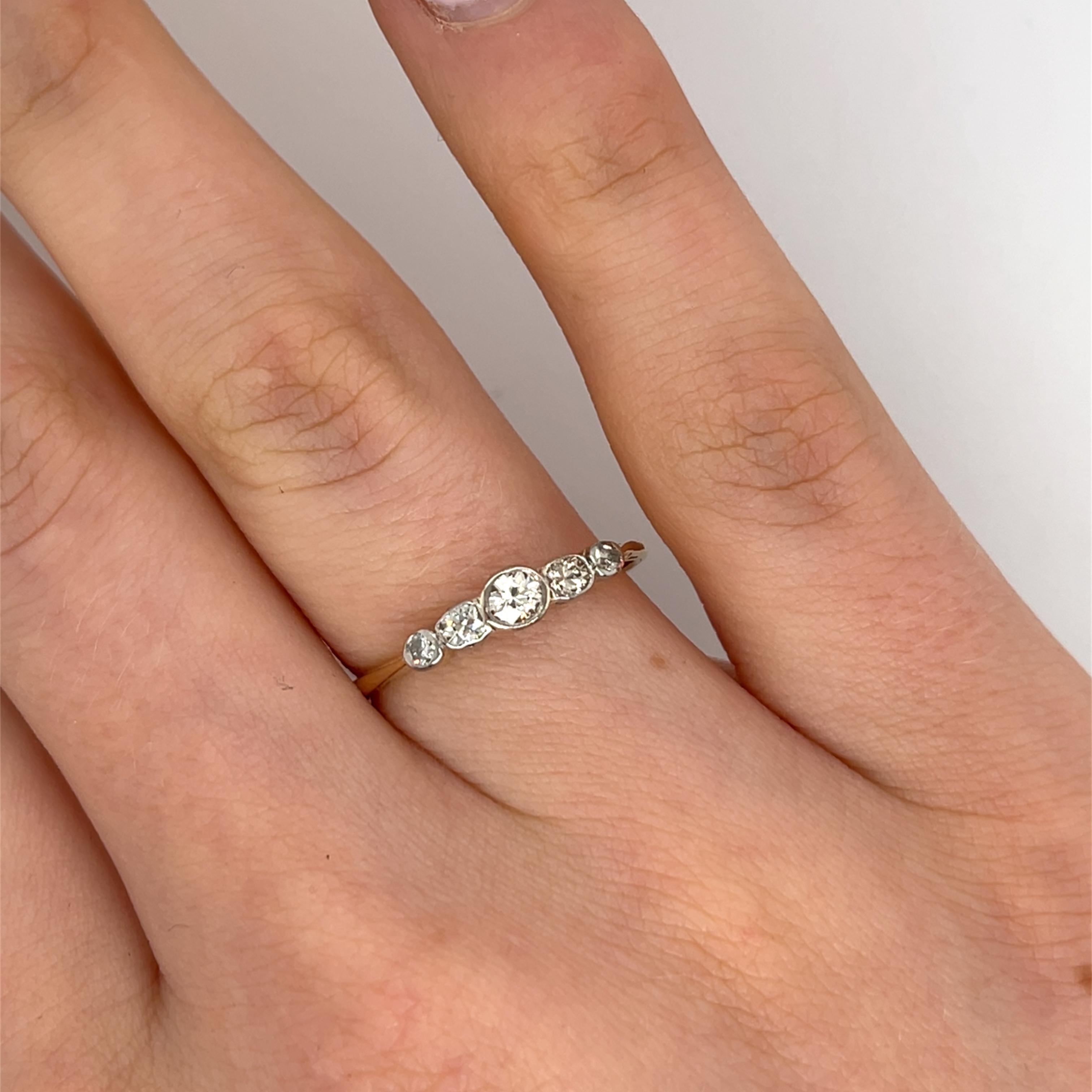 18ct Yellow & White Gold Diamond 5 Stone Ring Set With 0.25ct Diamonds In Excellent Condition For Sale In London, GB