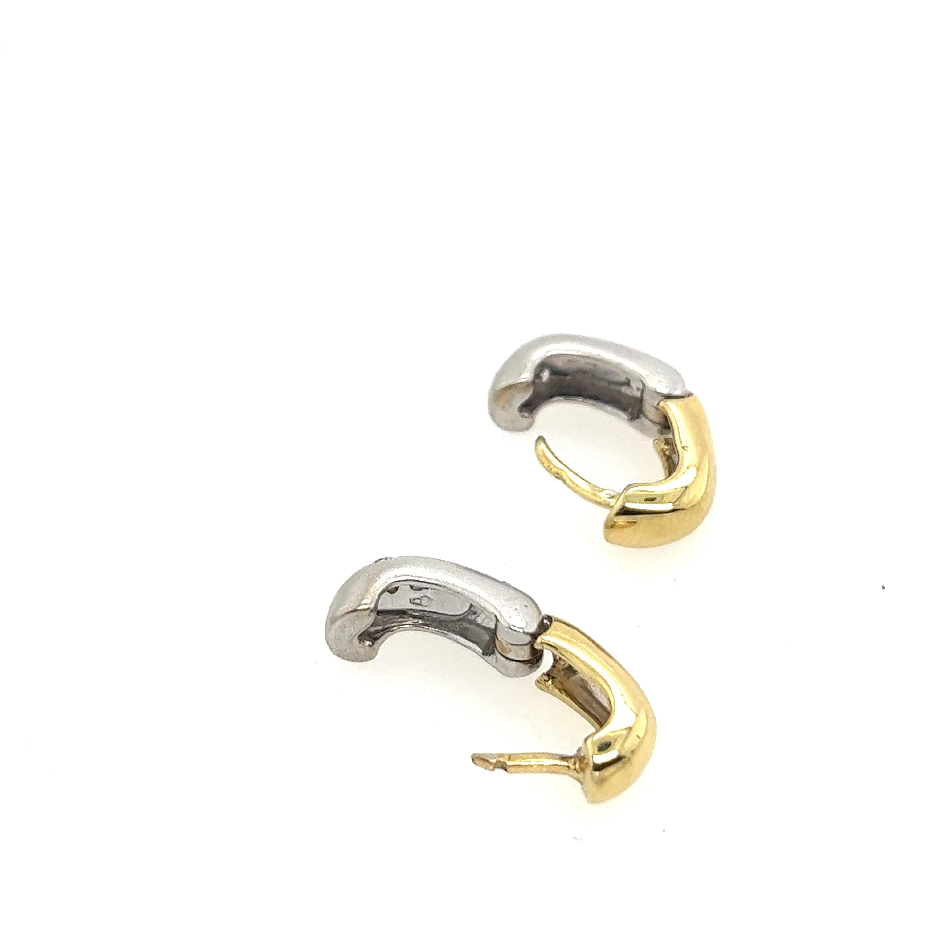 Ajoutez une touche d'élégance intemporelle à votre collection de bijoux avec ces exquises boucles d'oreilles en diamant en or jaune et blanc 18ct. Avec 8 diamants naturels, 
ces boucles d'oreilles sont l'incarnation de la sophistication classique,