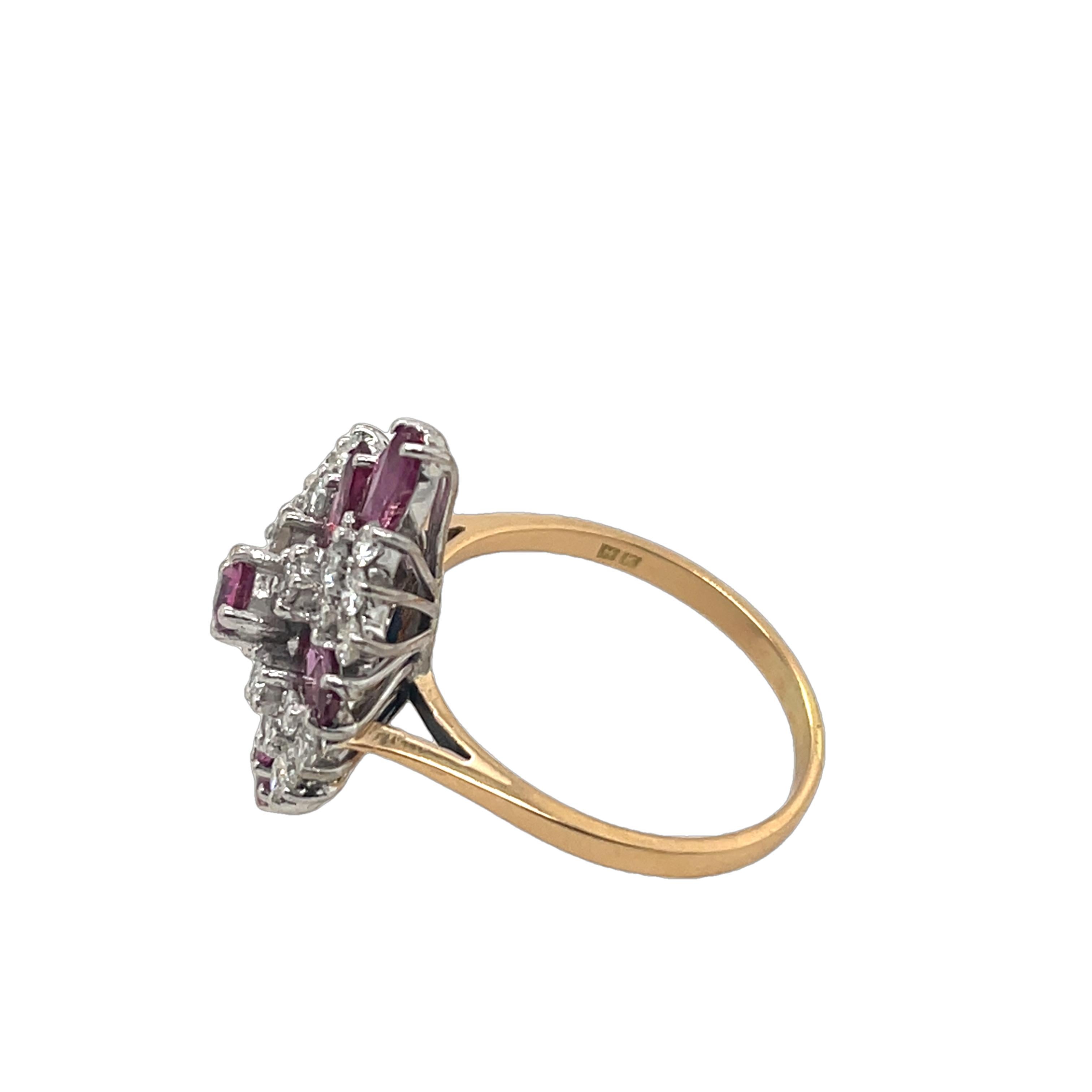 Une magnifique bague en or jaune et blanc 18ct 
avec 7 tourmalines roses vibrantes en son centre, 
magnifiquement accentué par 0,65ct de diamants naturels. 
Le mélange d'or jaune et d'or blanc met en valeur 
l'éclat des diamants et la riche teinte