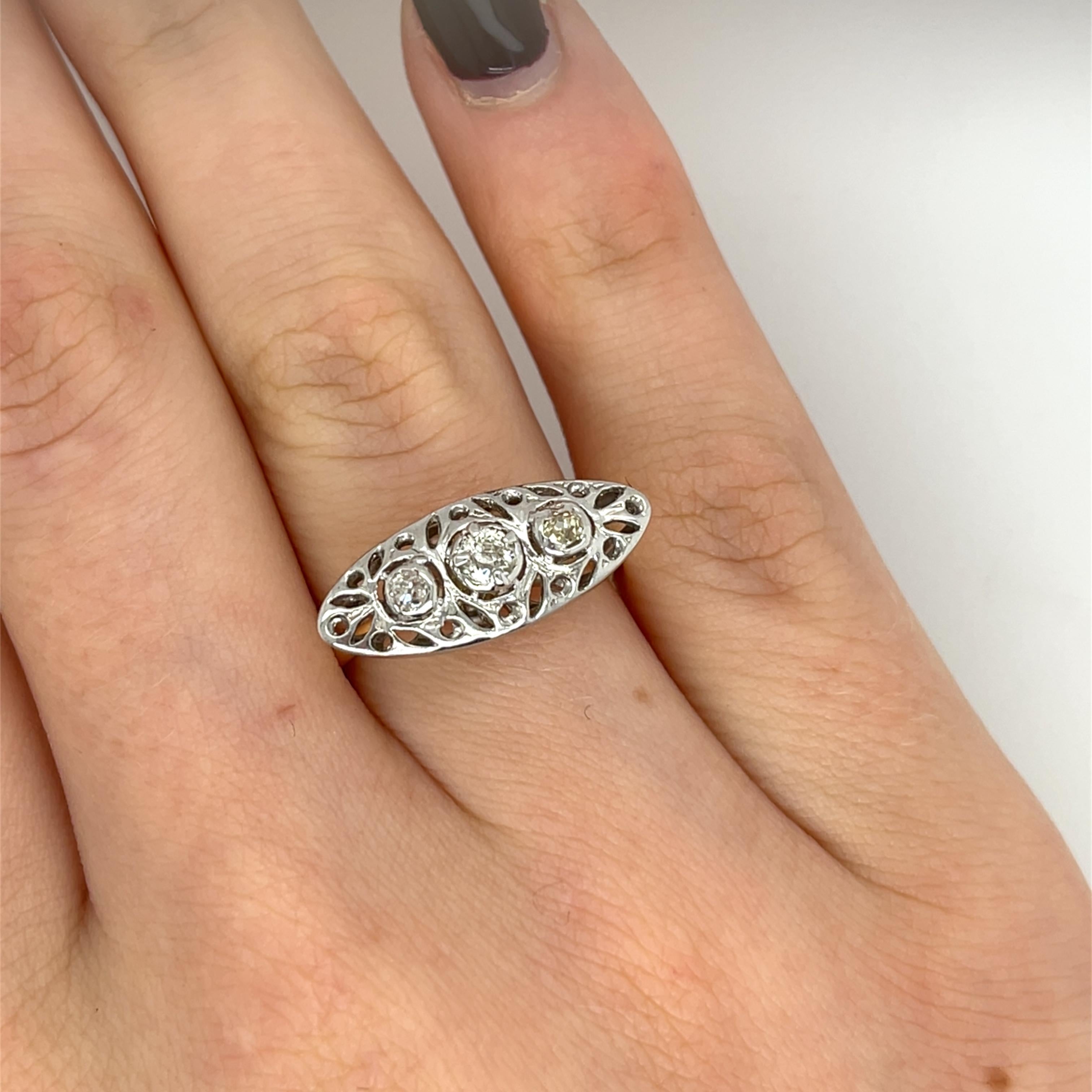 Elegante et intemporelle, cette bague habillée en diamant est réalisée en or jaune et blanc 18ct, 
comporte 0,25 ct de diamants naturels, sertis de manière experte pour en rehausser l'éclat. 
Poids total des diamants : 0,25ct
Couleur du diamant :