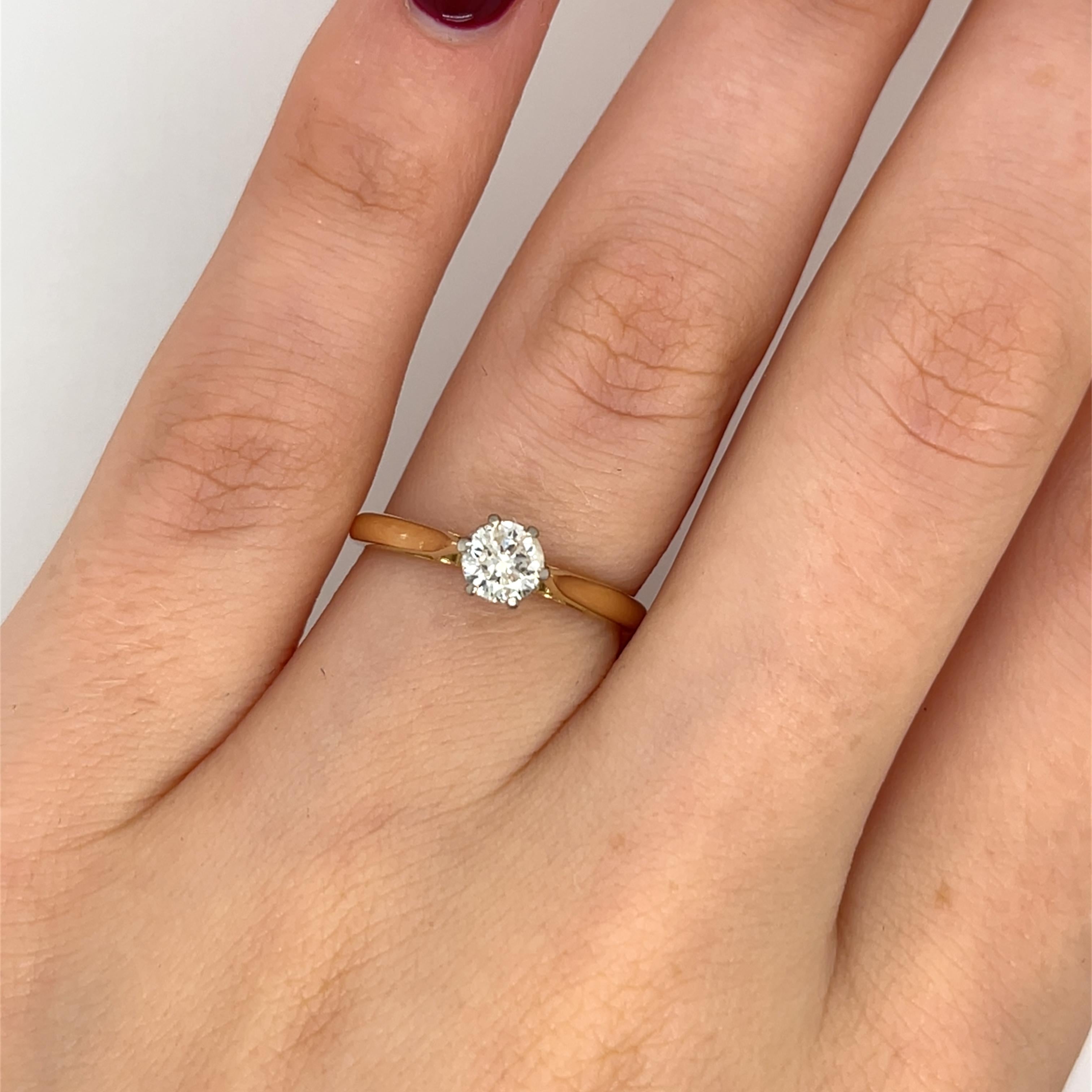 Cette bague classique est ornée d'un diamant rond de 0,38 carat de taille brillant, magnifiquement serti dans un mélange d'or jaune et d'or blanc de 18 carats. 

Poids total des diamants : 0,38ct
Couleur du diamant : H-I
Clarté du diamant :
