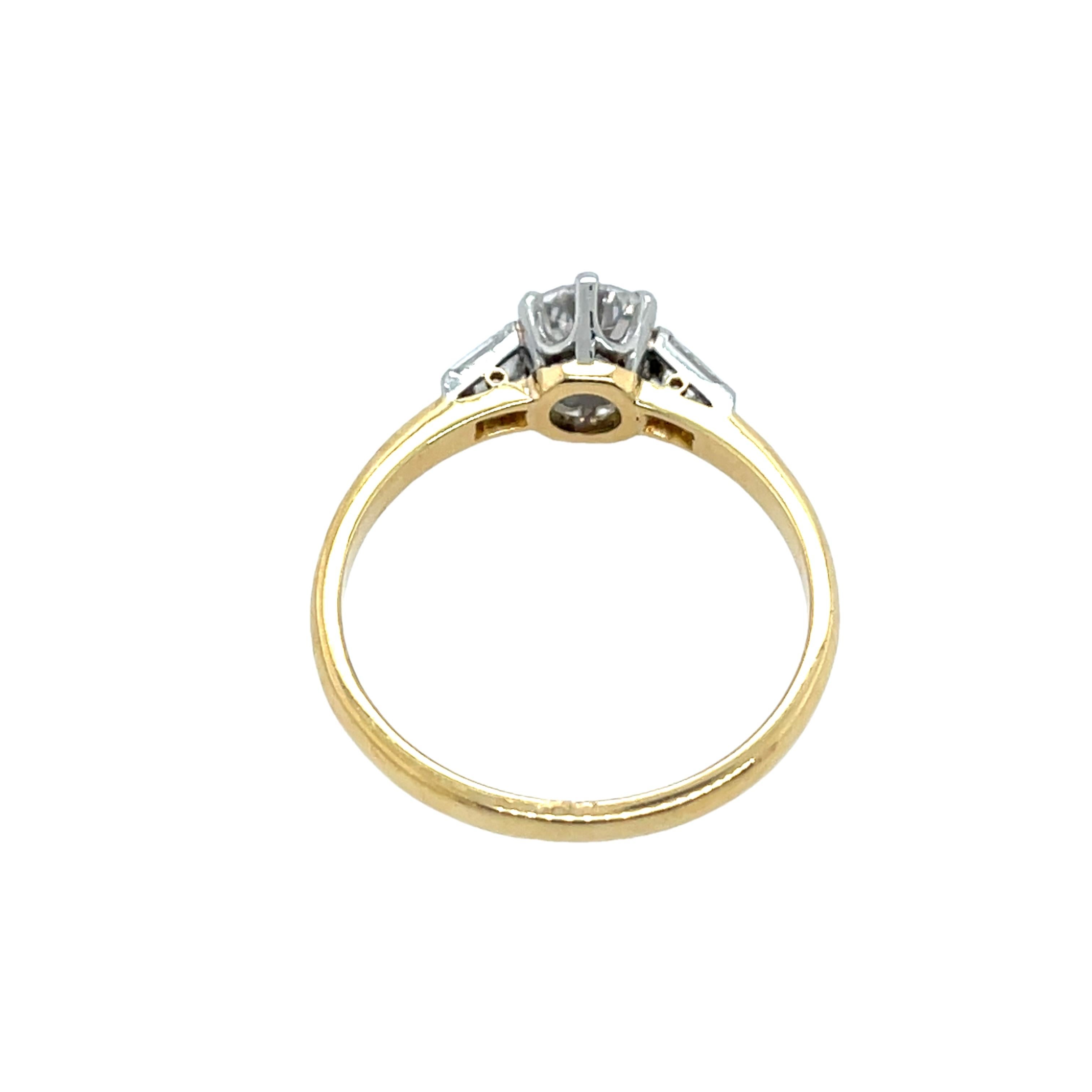 Diamantring aus 18-karätigem Gelb- und Weißgold, besetzt mit 0,56 Karat Diamanten (Rundschliff) im Angebot