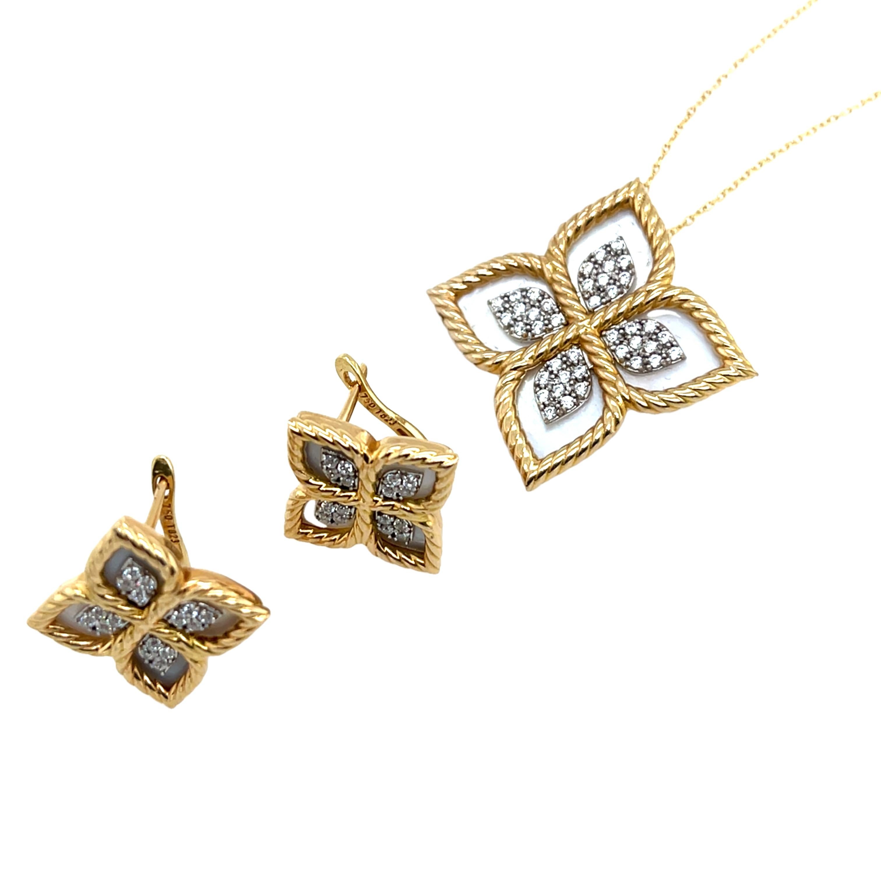 Boucles d'oreilles et pendentif en or jaune et blanc 18ct sertis de diamants en forme de fleur présentant un superbe design bicolore. La parure est ornée de 0,45ct de diamants naturels étincelants, et d'une coquille de nacre, offrant une élégance et