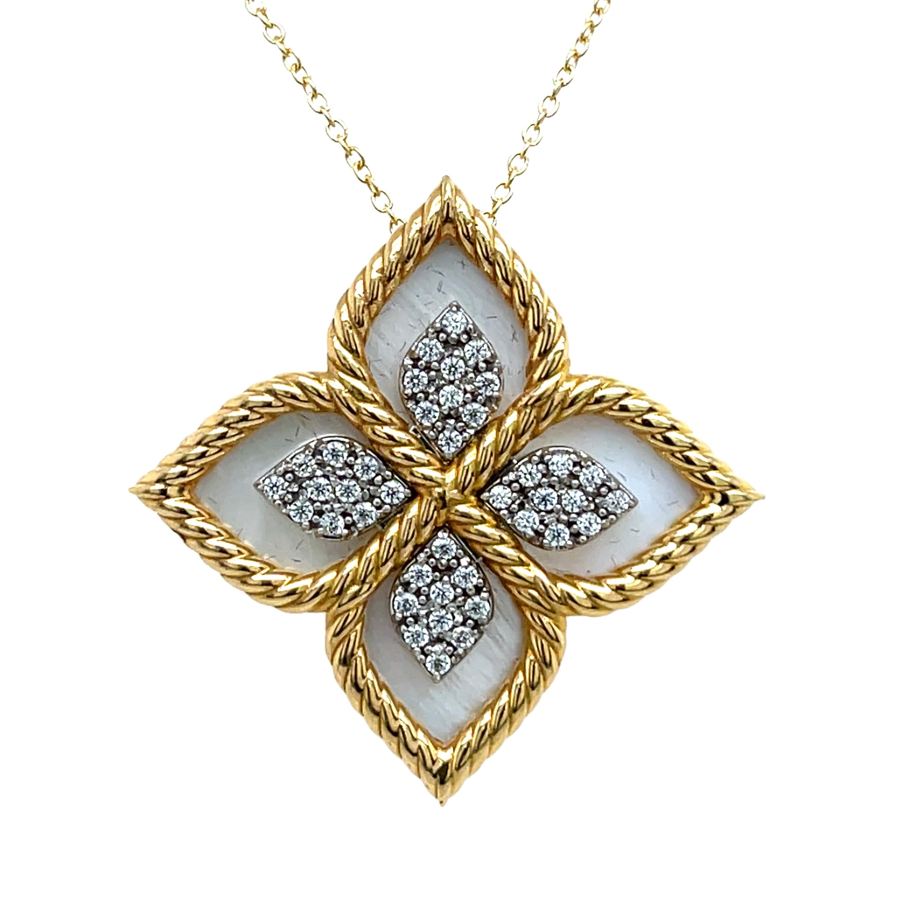 Boucles d'oreilles et pendentif en or jaune et blanc 18ct sertis de 0,45ct de diamants en vente 2