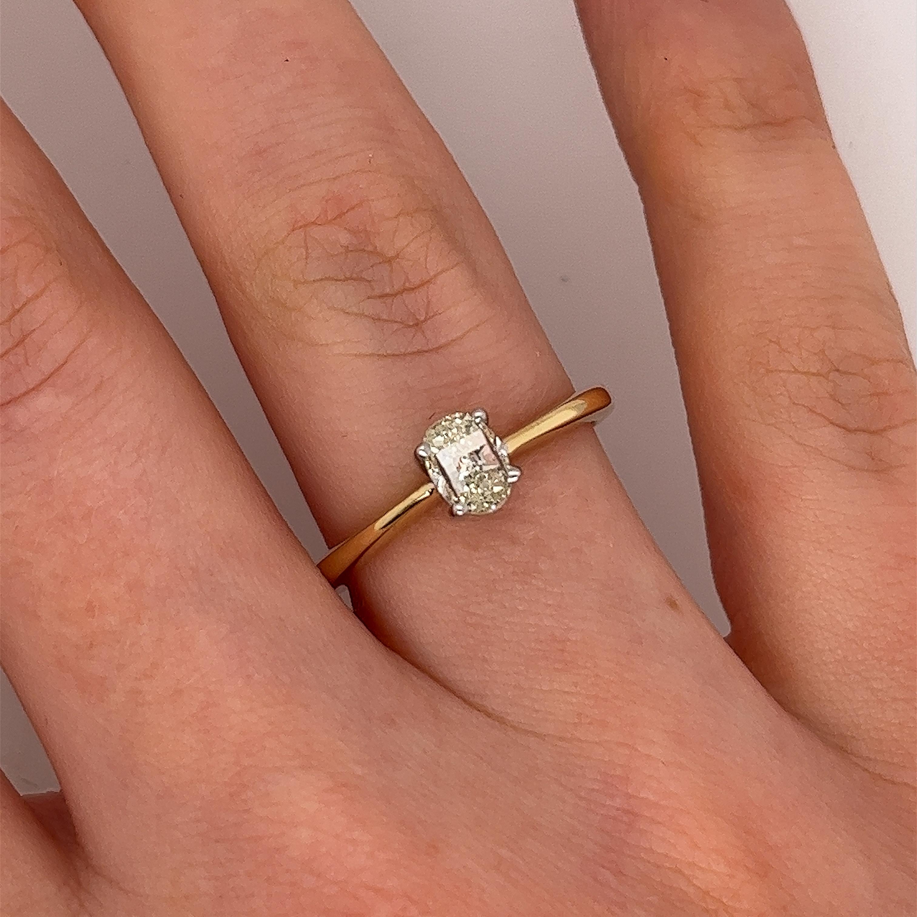 18ct Yellow & White Gold Diamond Solitaire Ring Set With 0.57ct Oval Shape  In Excellent Condition For Sale In London, GB