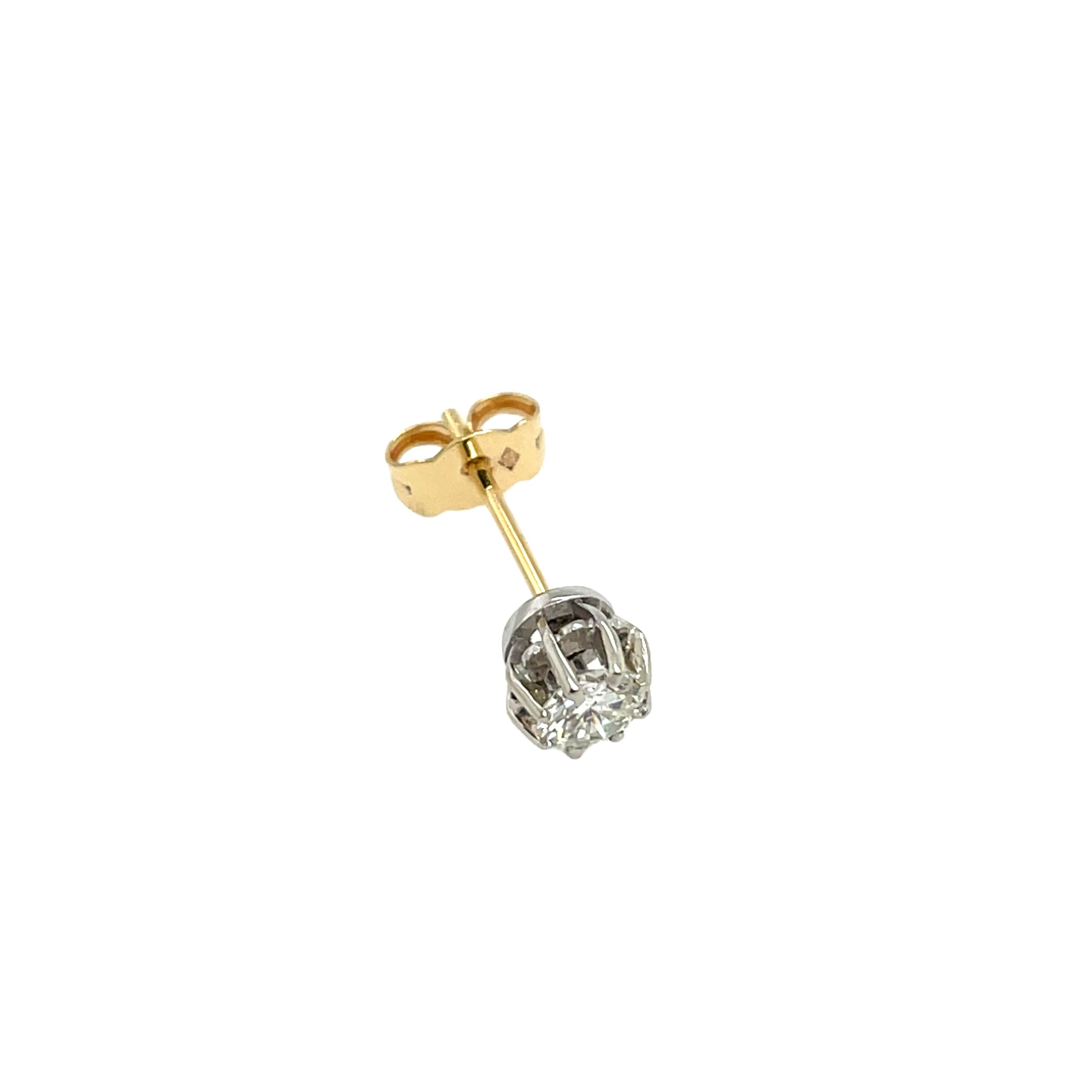 Questo elegante orecchino singolo in oro bianco 9ct è caratterizzato da uno splendido diamante taglio princess, che offre un look sofisticato e senza tempo, rendendolo un pezzo versatile che aggiunge un tocco di lusso a qualsiasi outfit.

Peso