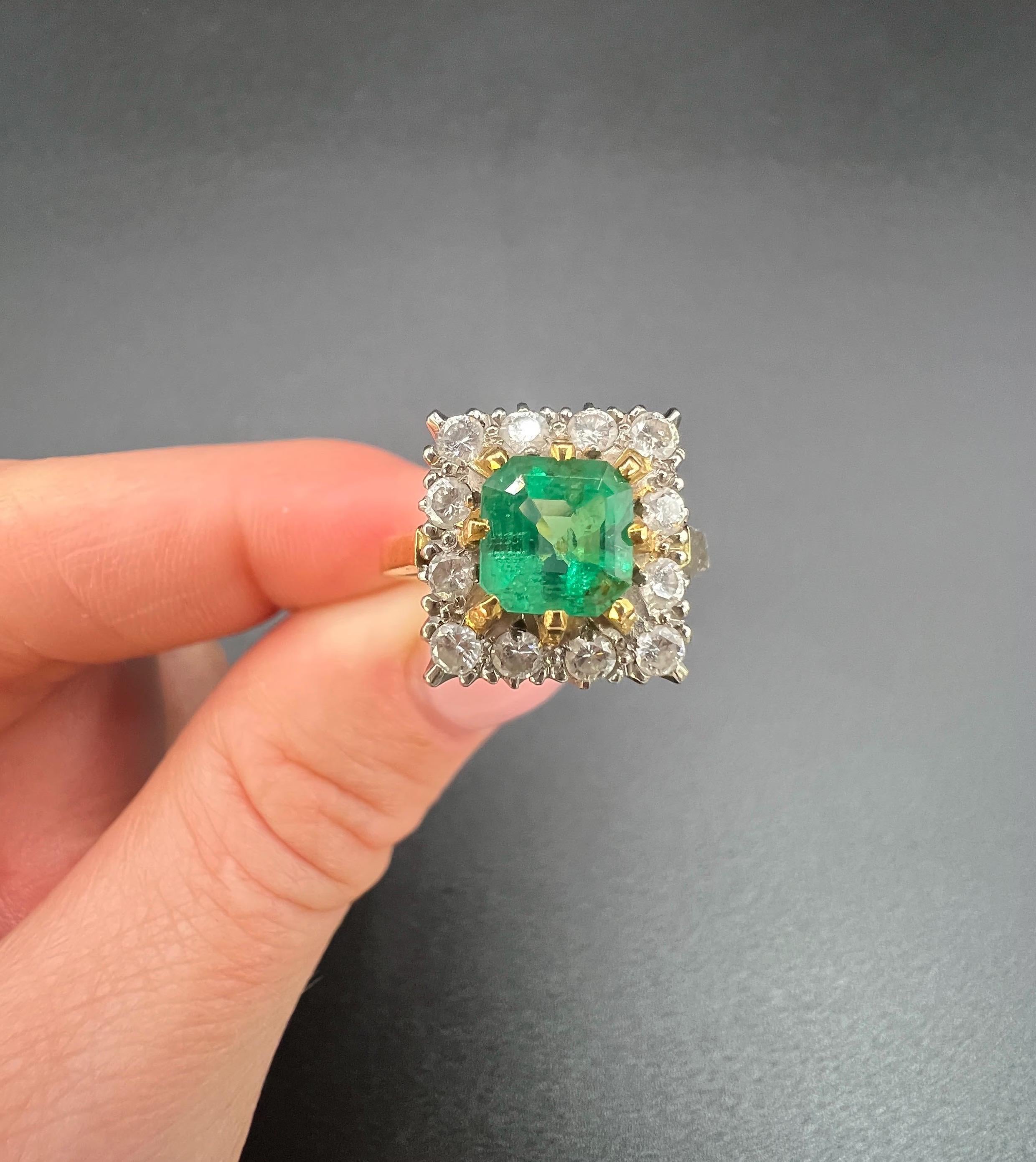 Anello con smeraldo a grappolo Vintage By

Oro giallo e bianco 18 ct.

Marchio Birmingham 1967

Questo squisito anello a grappolo vintage in oro 18 ct presenta un sorprendente design quadrato, con un accattivante smeraldo naturale centrale dal