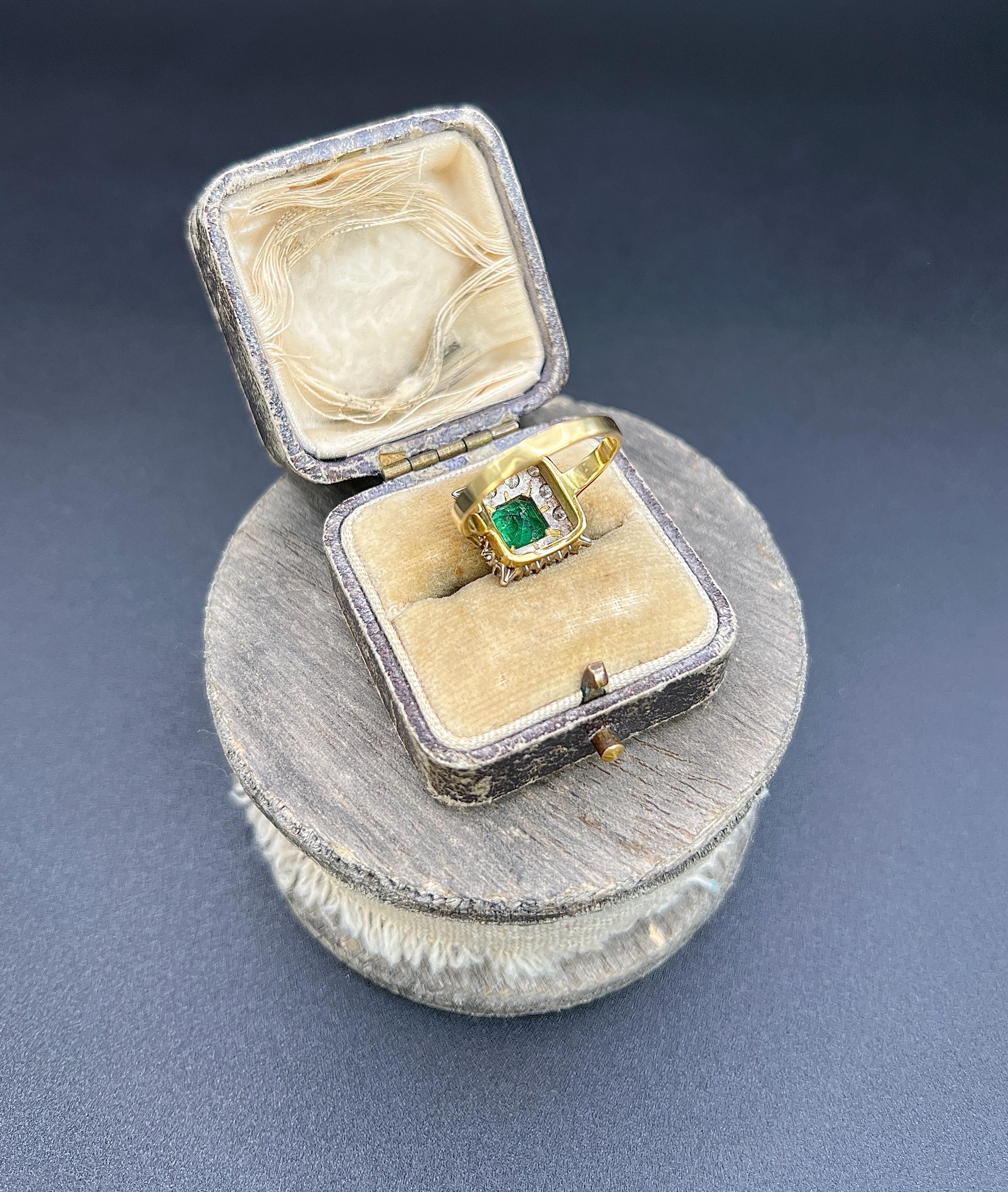 Anello a grappolo quadrato in oro 18 ct, smeraldo e diamante, con marchio Birmingham 1967 In condizioni buone in vendita a Brighton, GB